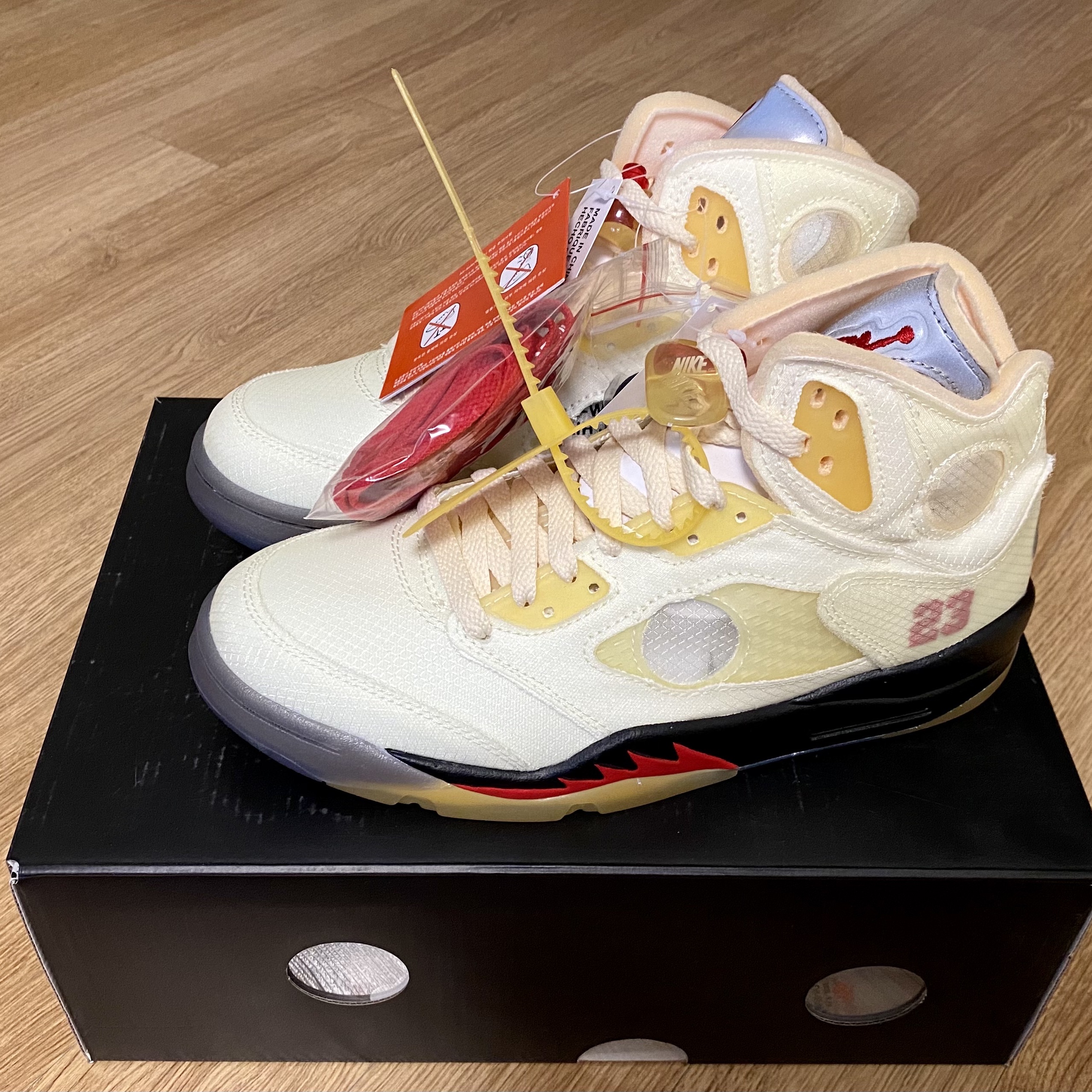 Nike x Sacai LDWaffle Blue Multi, Jordan 5 x Off-White Retro SP Sail Fire Red 착용 스타일 - 2