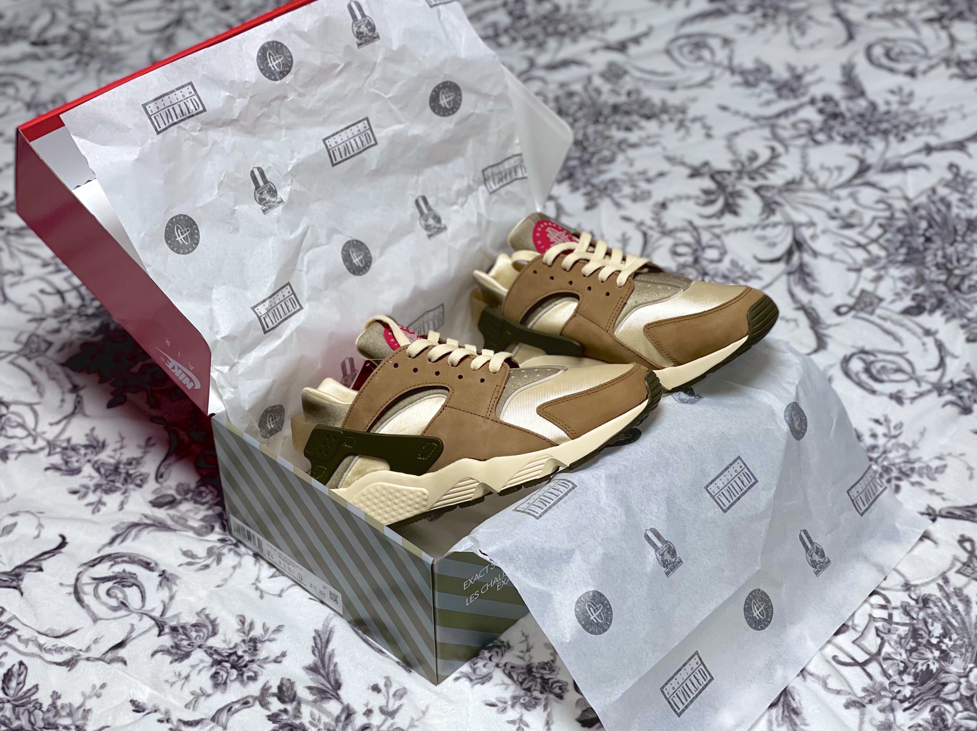 Nike x Stussy Air Huarache LE Desert Oak 착용 스타일 - 2
