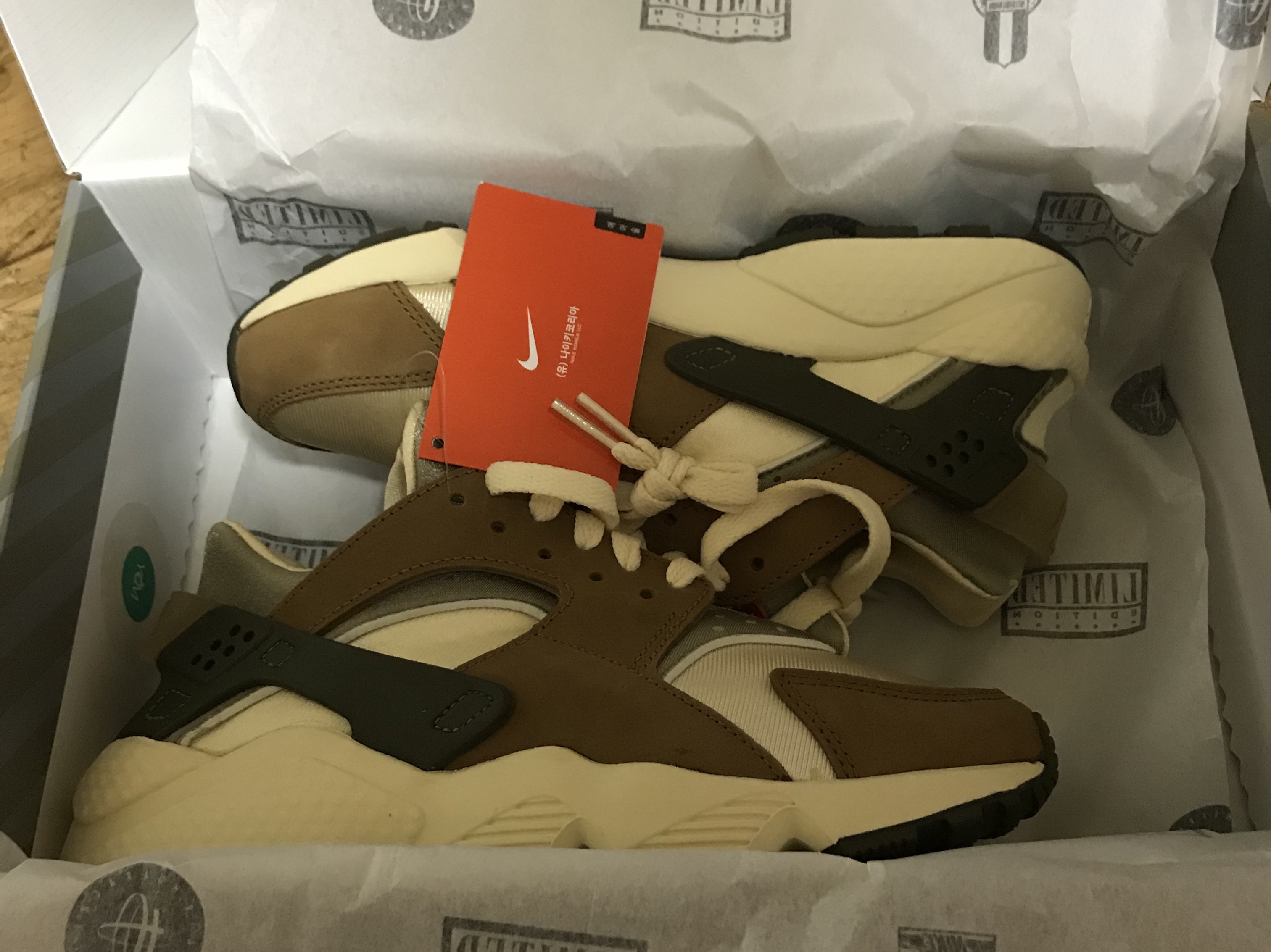 Nike x Stussy Air Huarache LE Desert Oak 착용 스타일 - 2