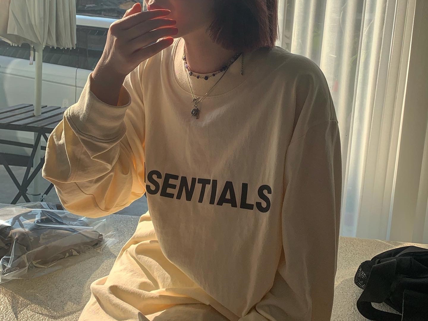Essentials 3D Silicon Applique Boxy Long Sleeve T-Shirt Buttercream 2020 착용 스타일 - 2