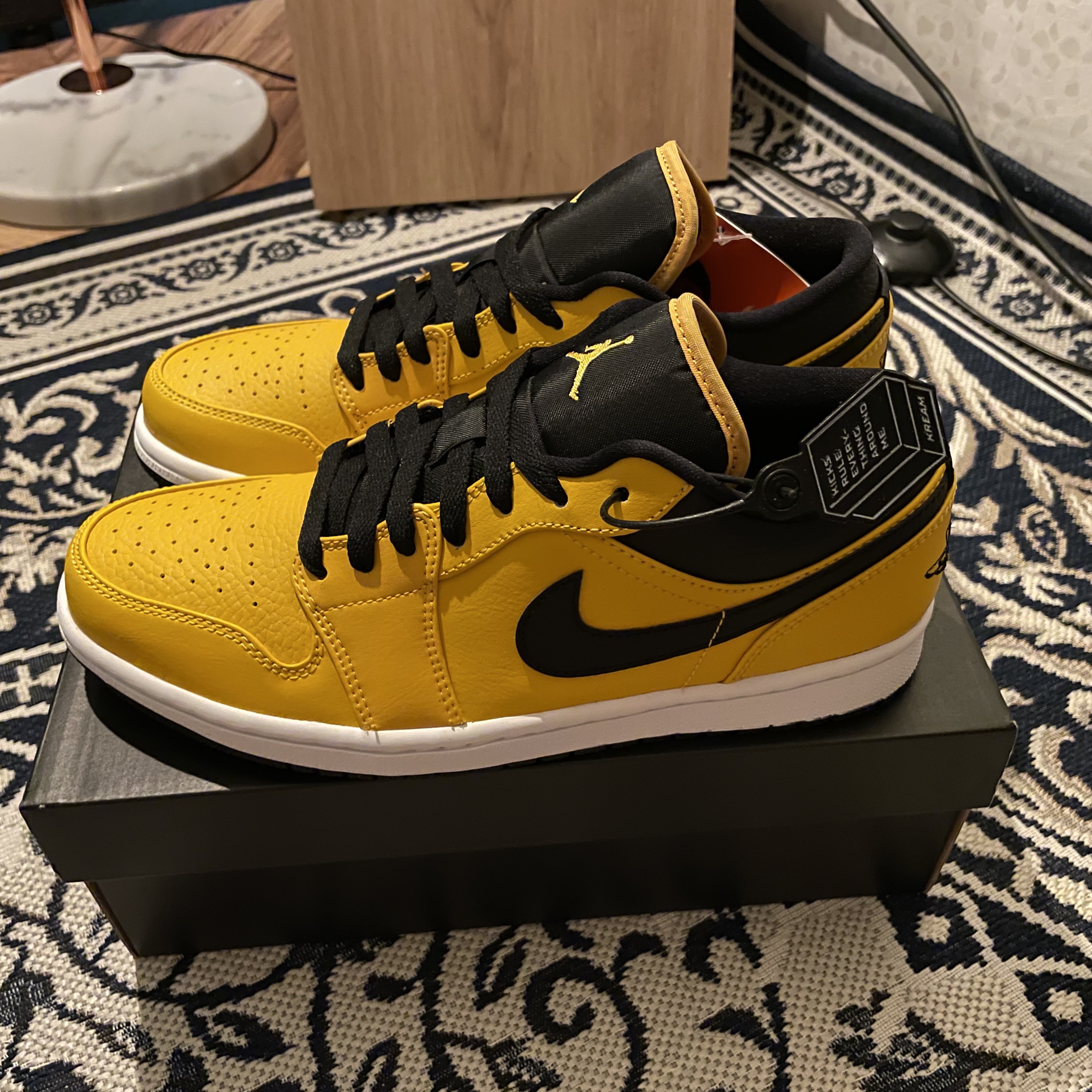 Jordan 1 Low University Gold Black 착용 스타일