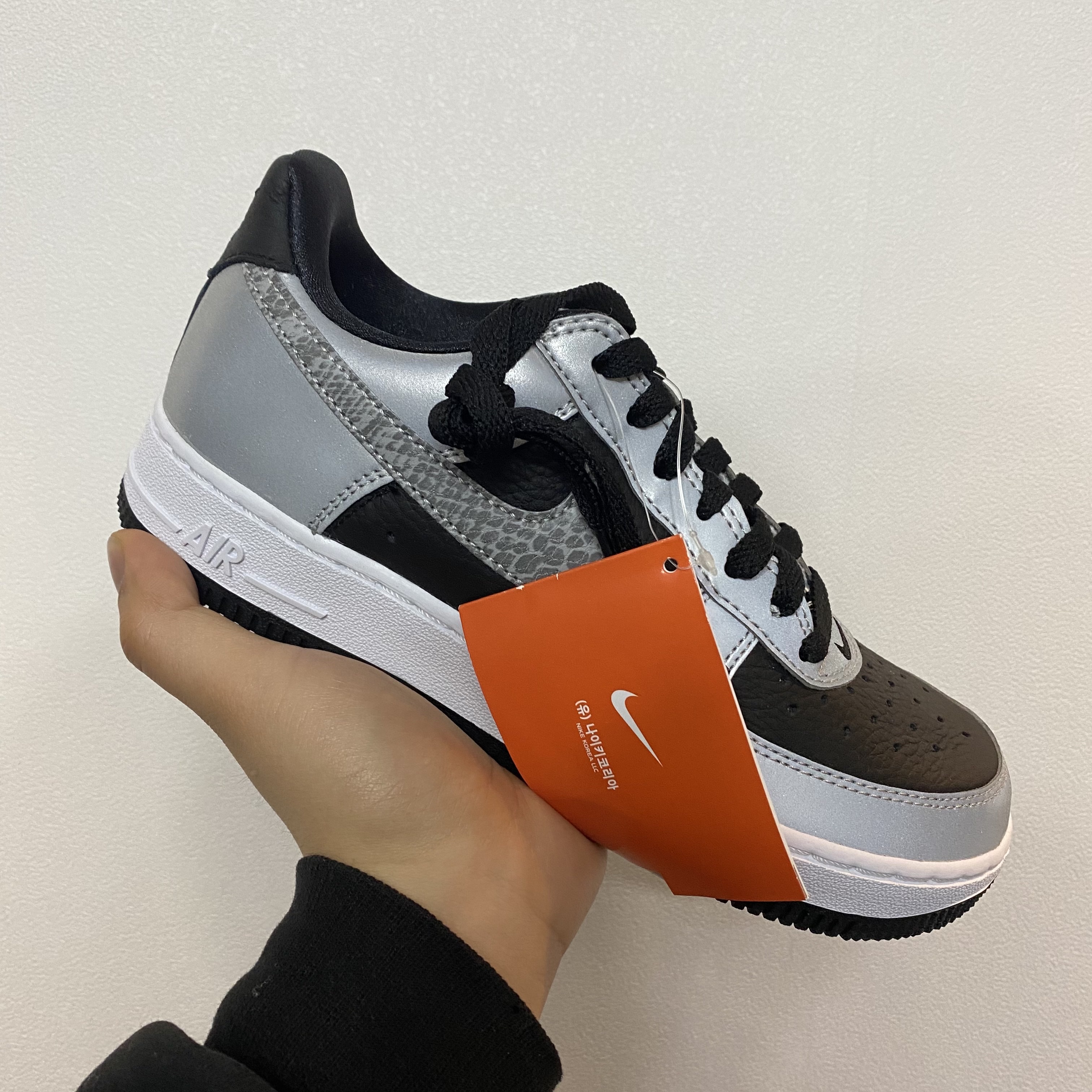 Nike Air Force 1 B Silver Snake 착용 스타일