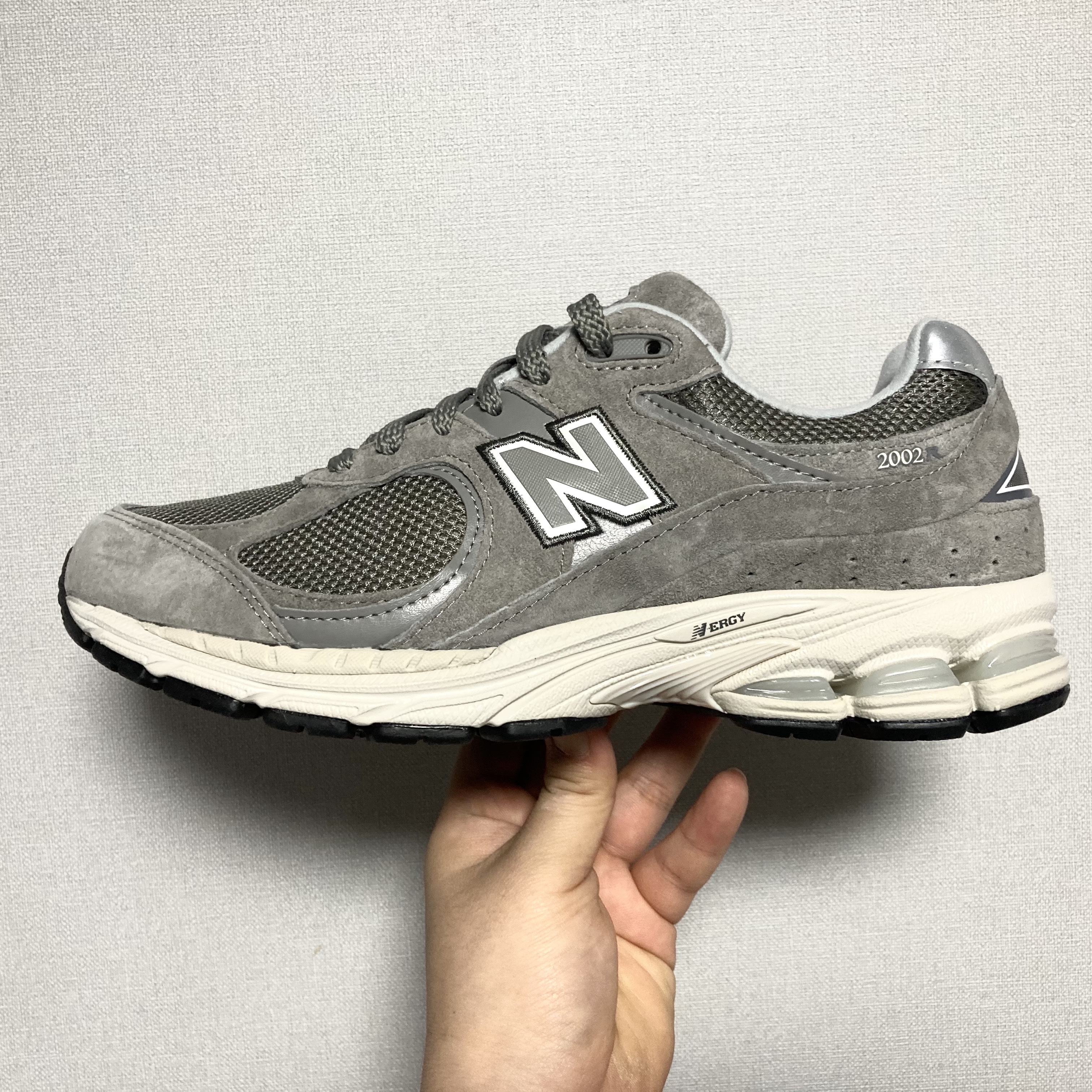 New Balance 2002R Grey 착용 스타일