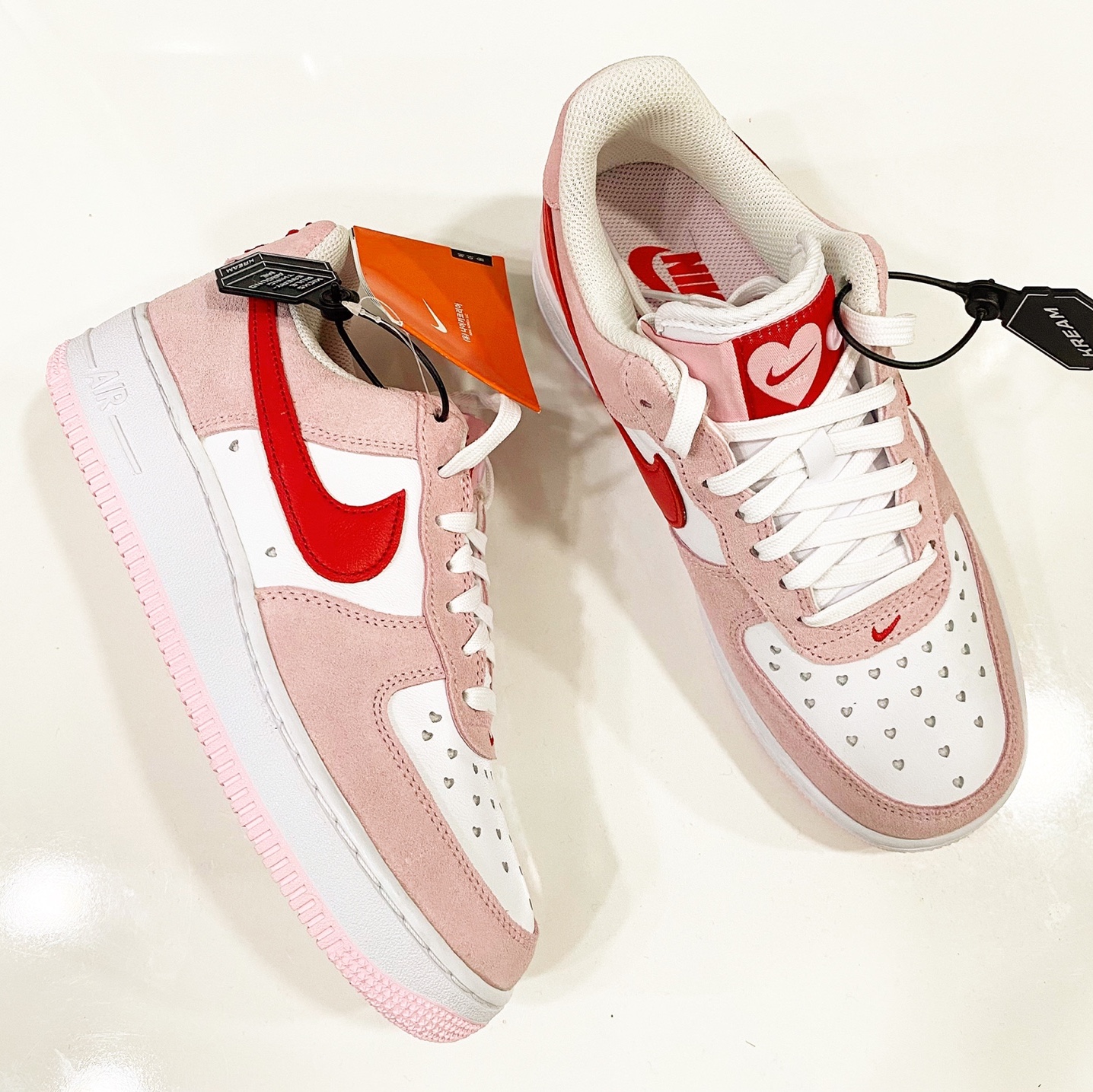 Nike Air Force 1 '07 QS Valentine's Day 착용 스타일