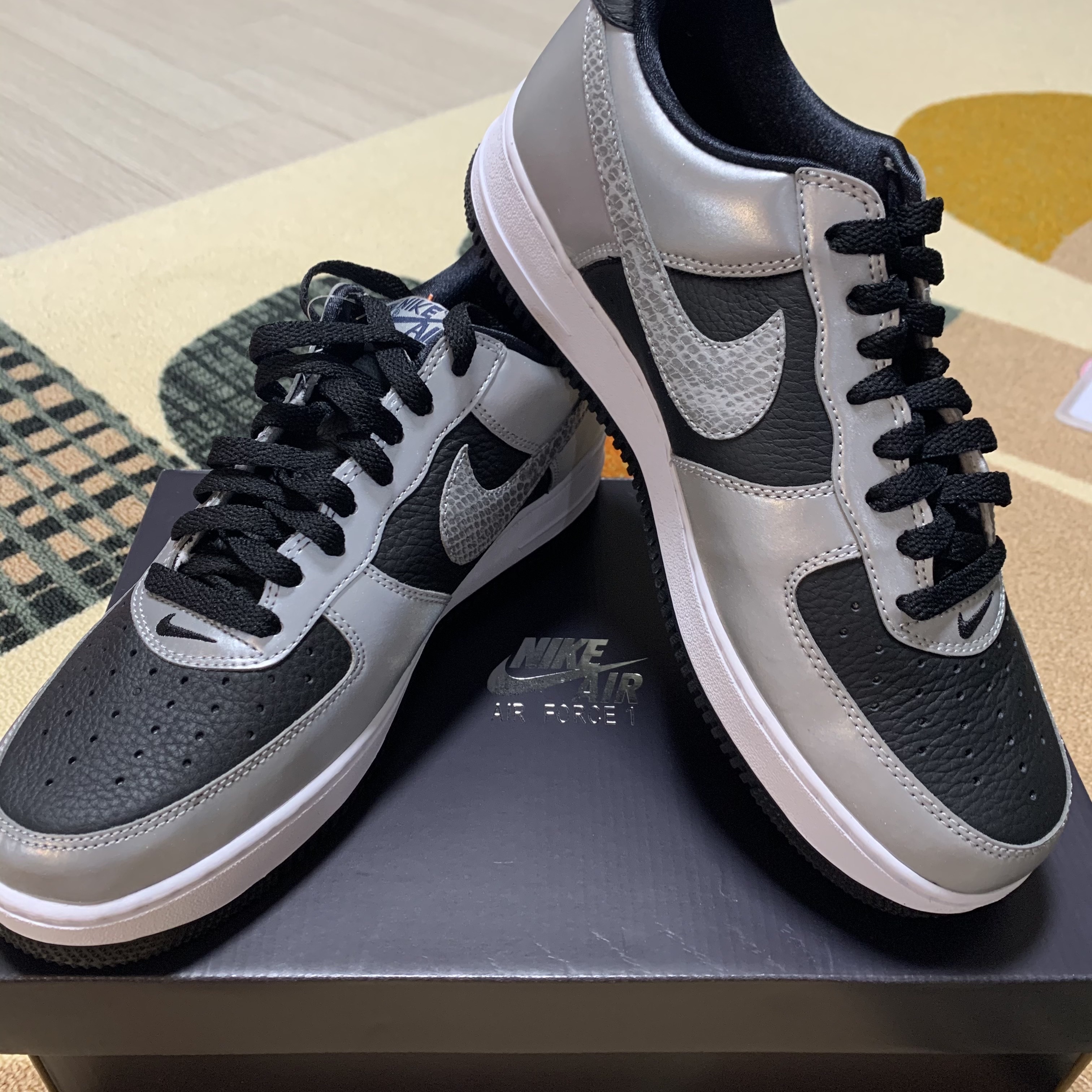 Nike Air Force 1 B Silver Snake 착용 스타일 - 2