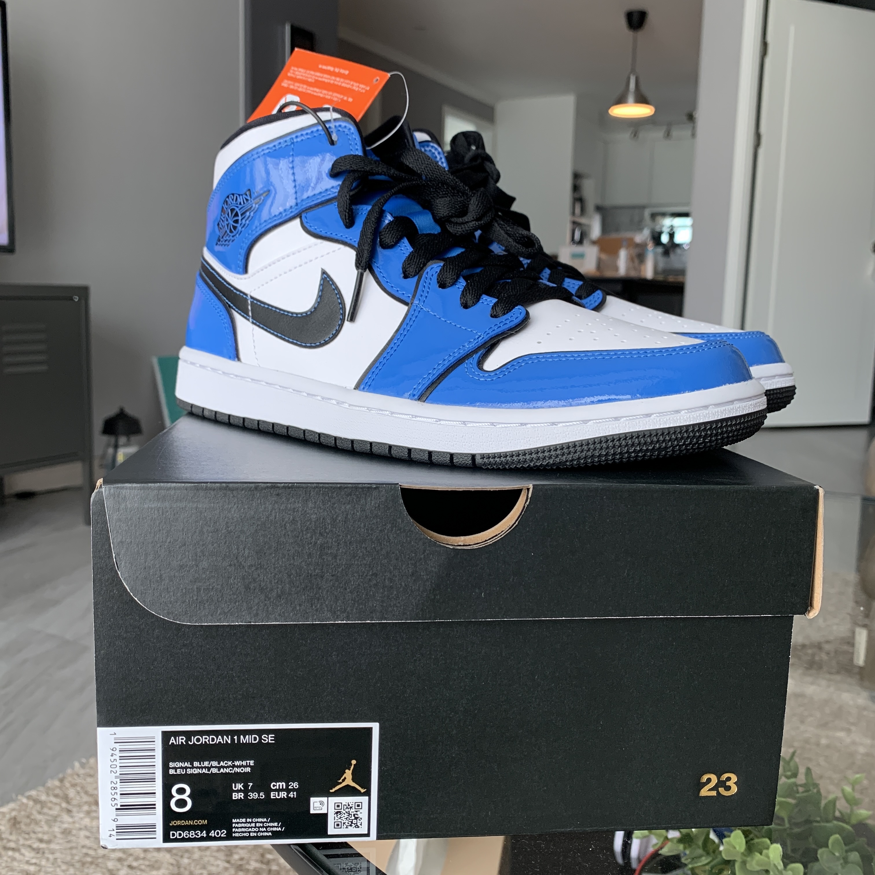 Jordan 1 Mid SE Signal Blue 착용 스타일 - 1