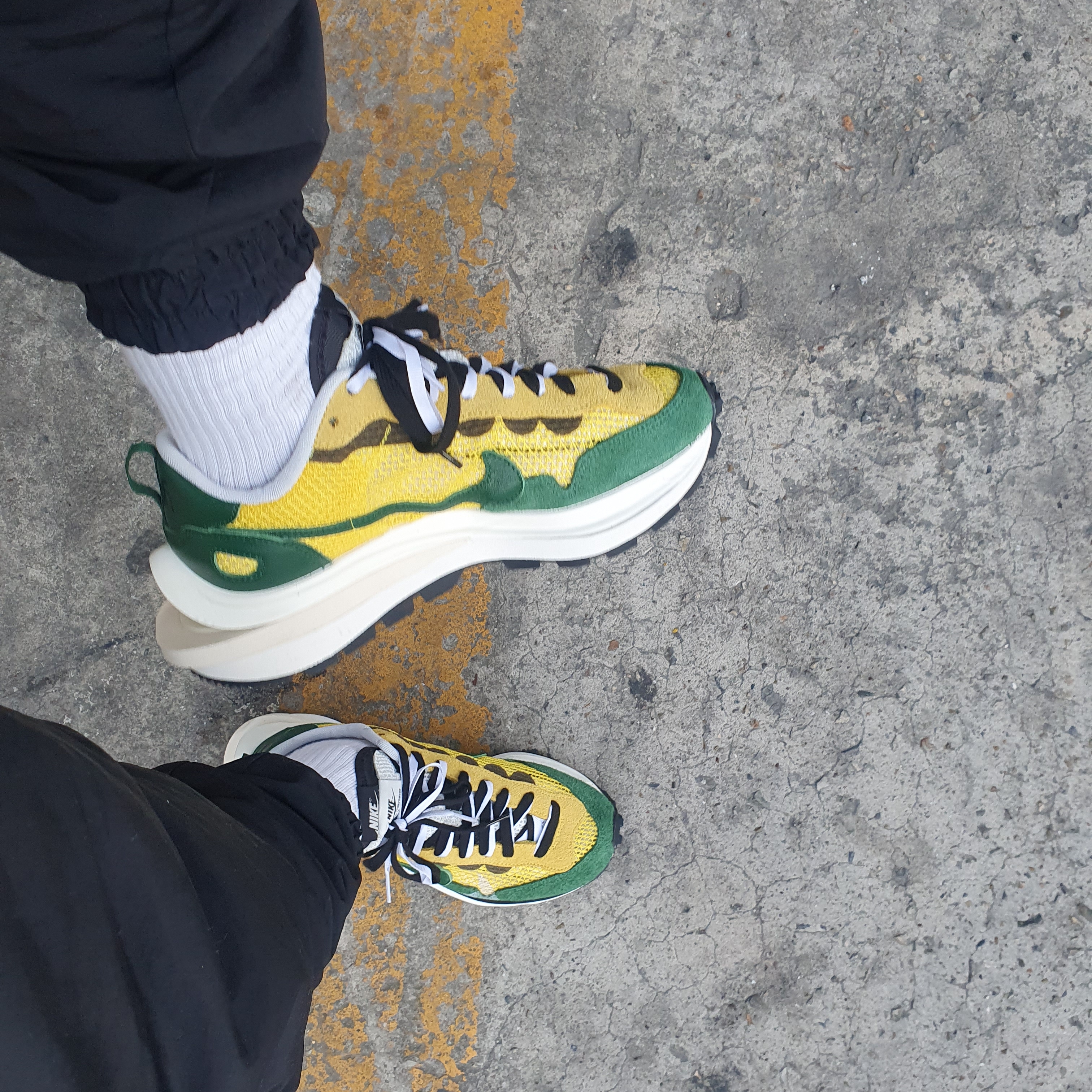Nike x Sacai VaporWaffle Tour Yellow & Gorge Green Sail 착용 스타일