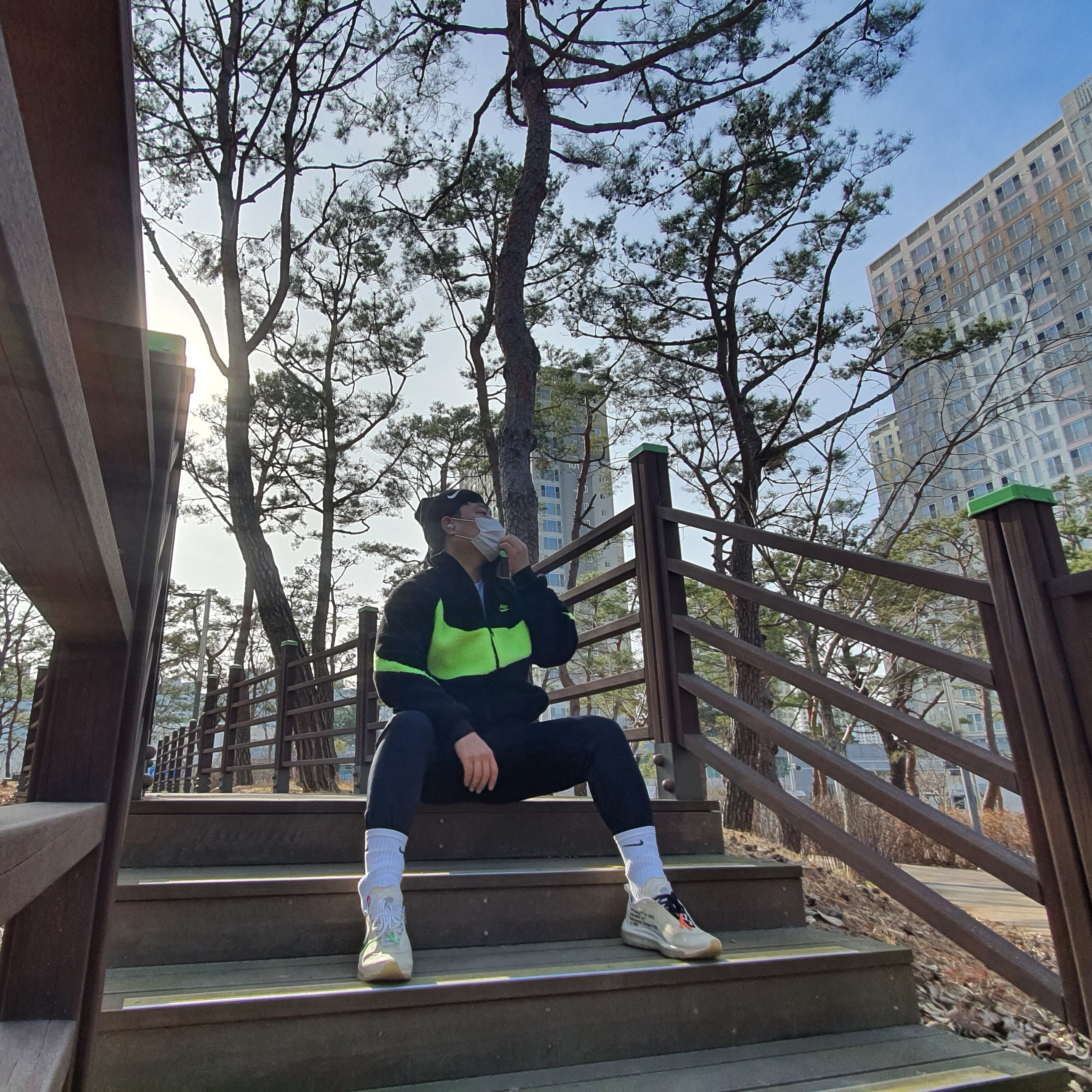 Nike x Stussy Cuff Beanie Black, Nike Big Swoosh Full Zip Jacket Black Volt 착용 스타일 - 1