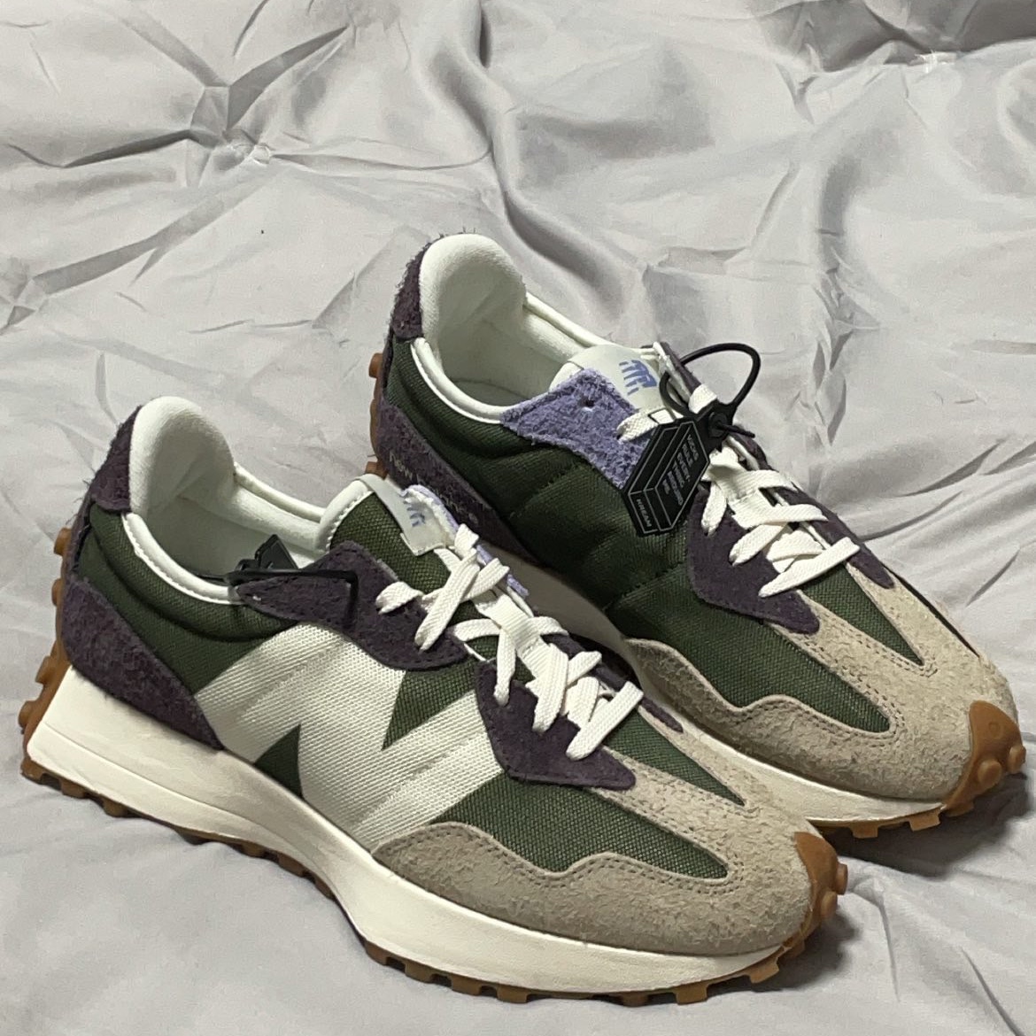 (W) New Balance 327 Oak Leaf Green 착용 스타일