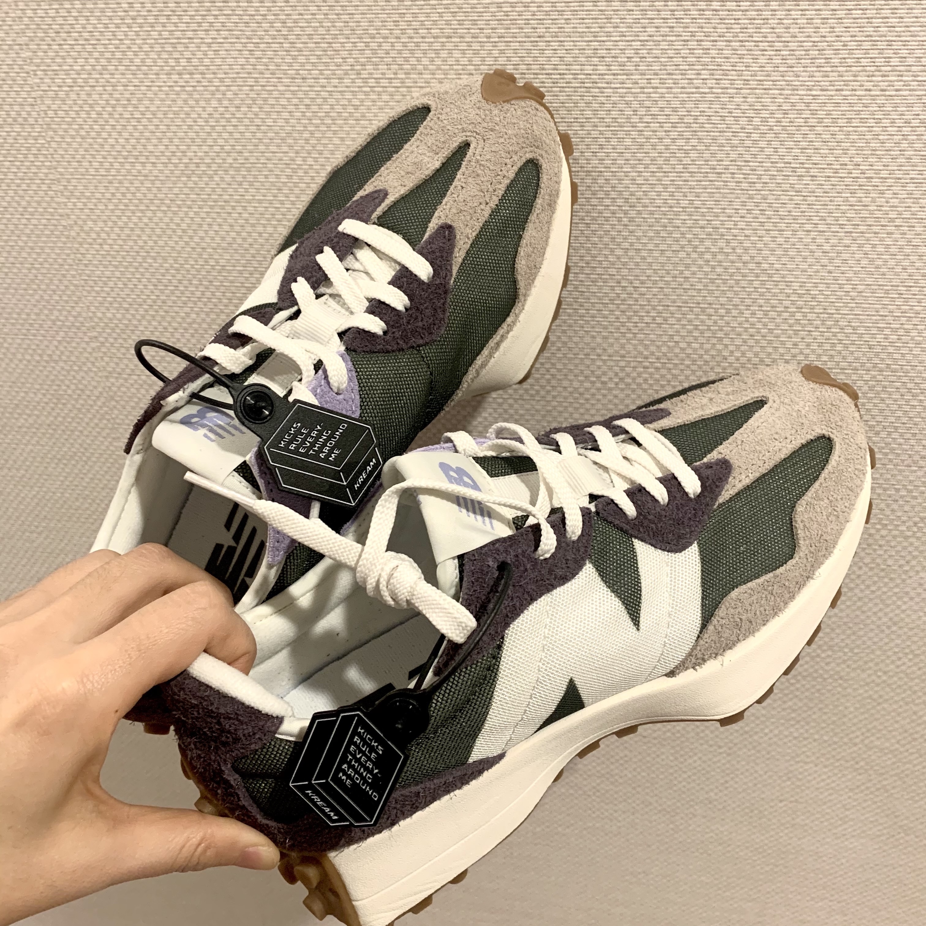 (W) New Balance 327 Oak Leaf Green 착용 스타일