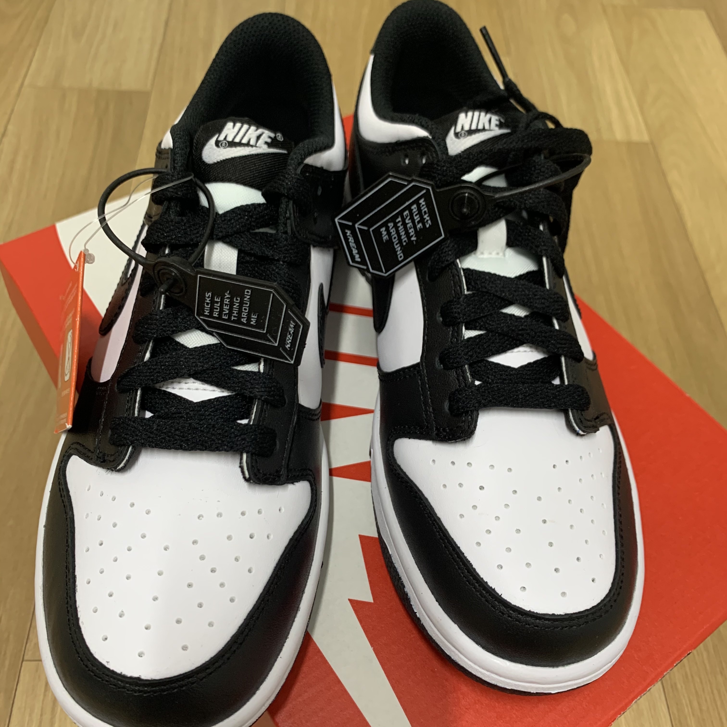 (GS) Nike Dunk Low Black 착용 스타일 - 1