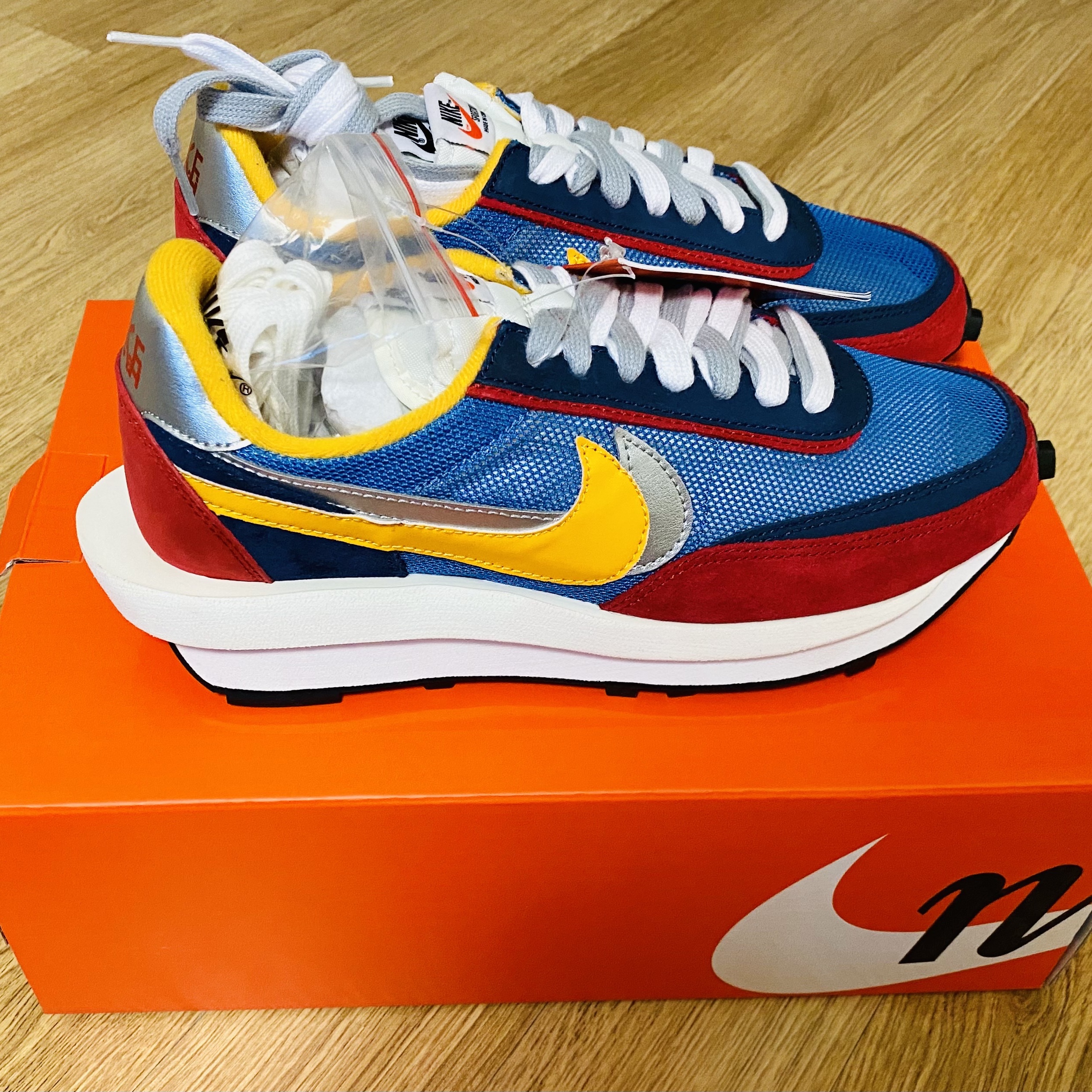 Nike x Sacai LDWaffle Blue Multi, Jordan 5 x Off-White Retro SP Sail Fire Red 착용 스타일 - 1