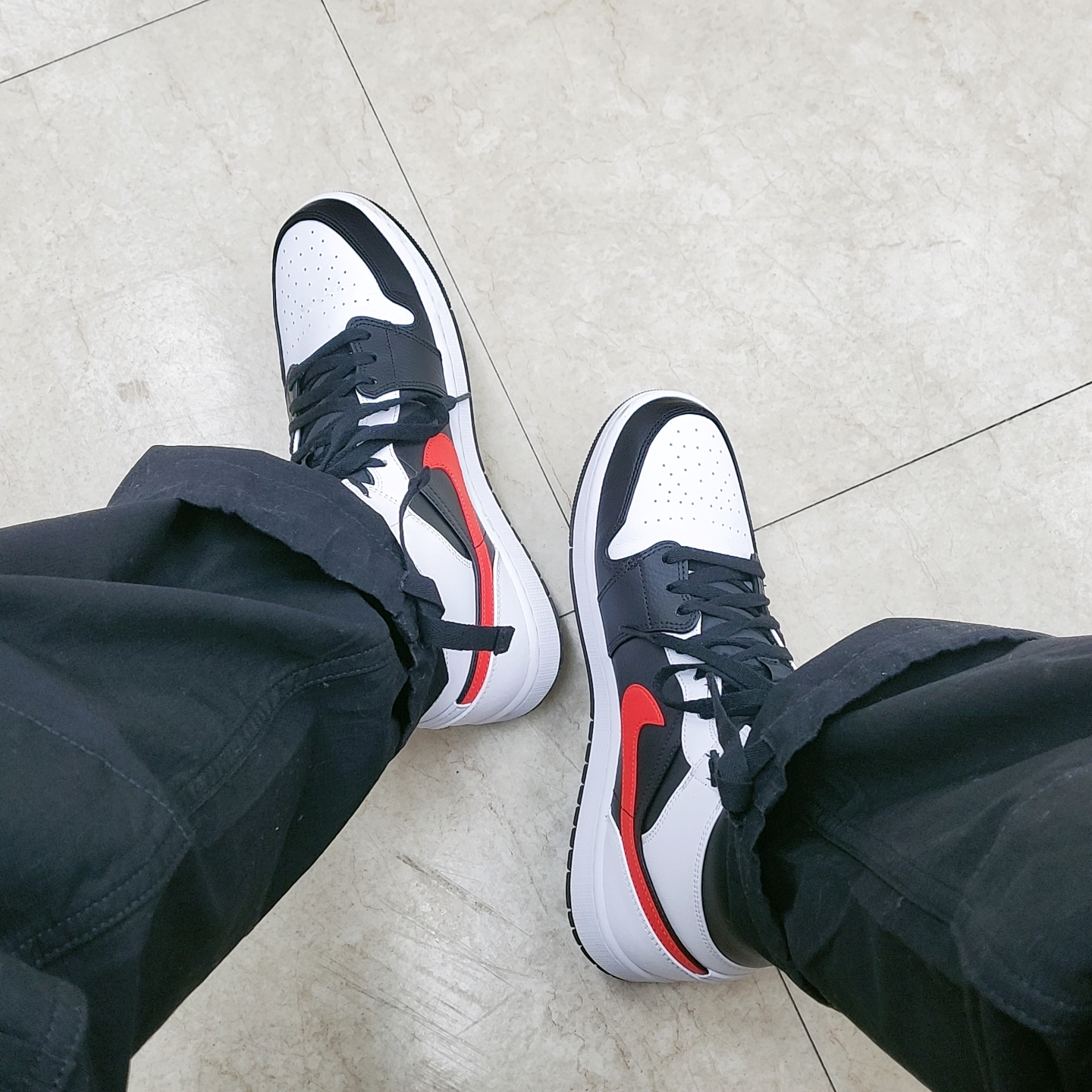 Jordan 1 Mid Black Chile Red 착용 스타일