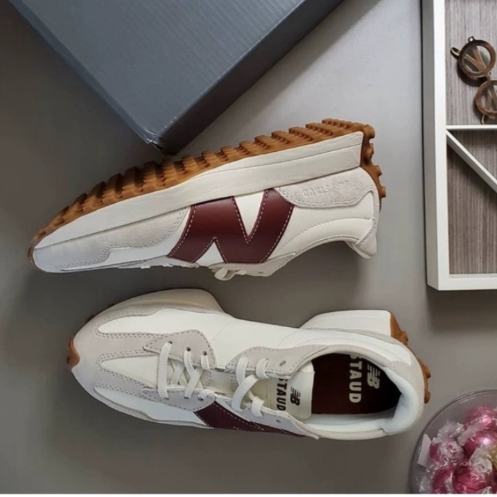 (W) New Balance x Staud 327 Moonbeam 착용 스타일