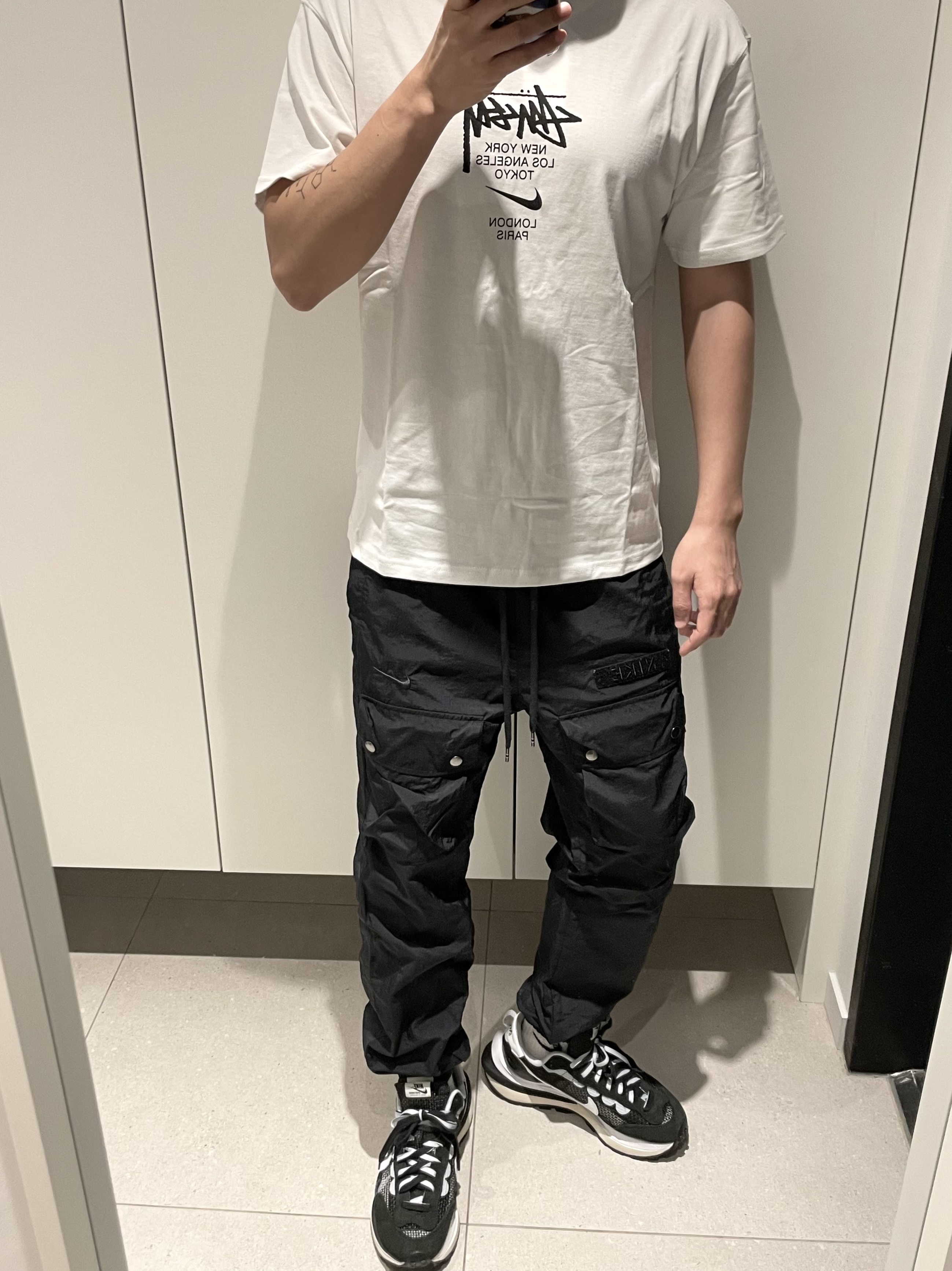 Nike x Sacai VaporWaffle Black White, Nike x Stussy WT T-Shirt White - Asia 착용 스타일
