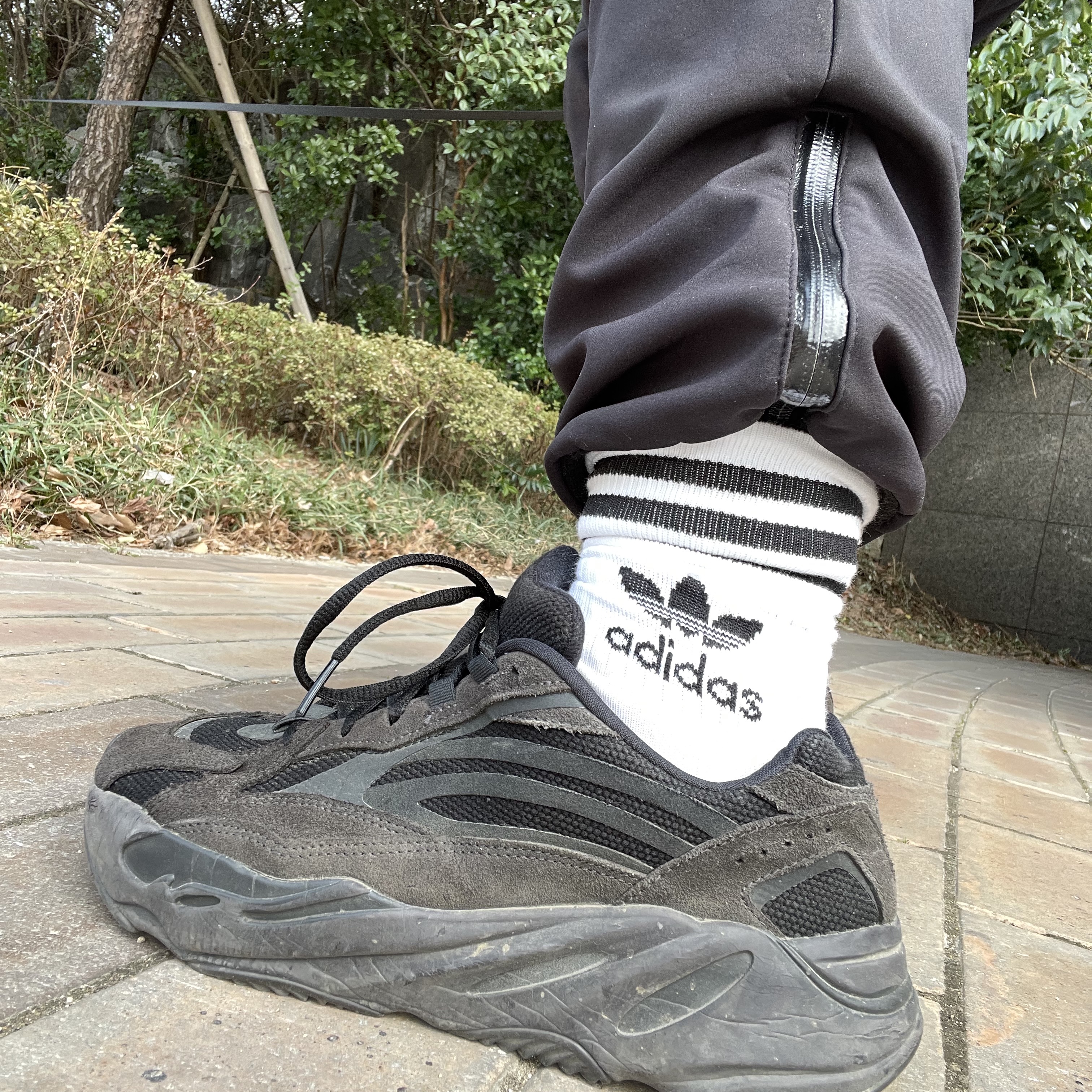 Adidas Yeezy Boost 700 V2 Vanta 2019 착용 스타일 - 1