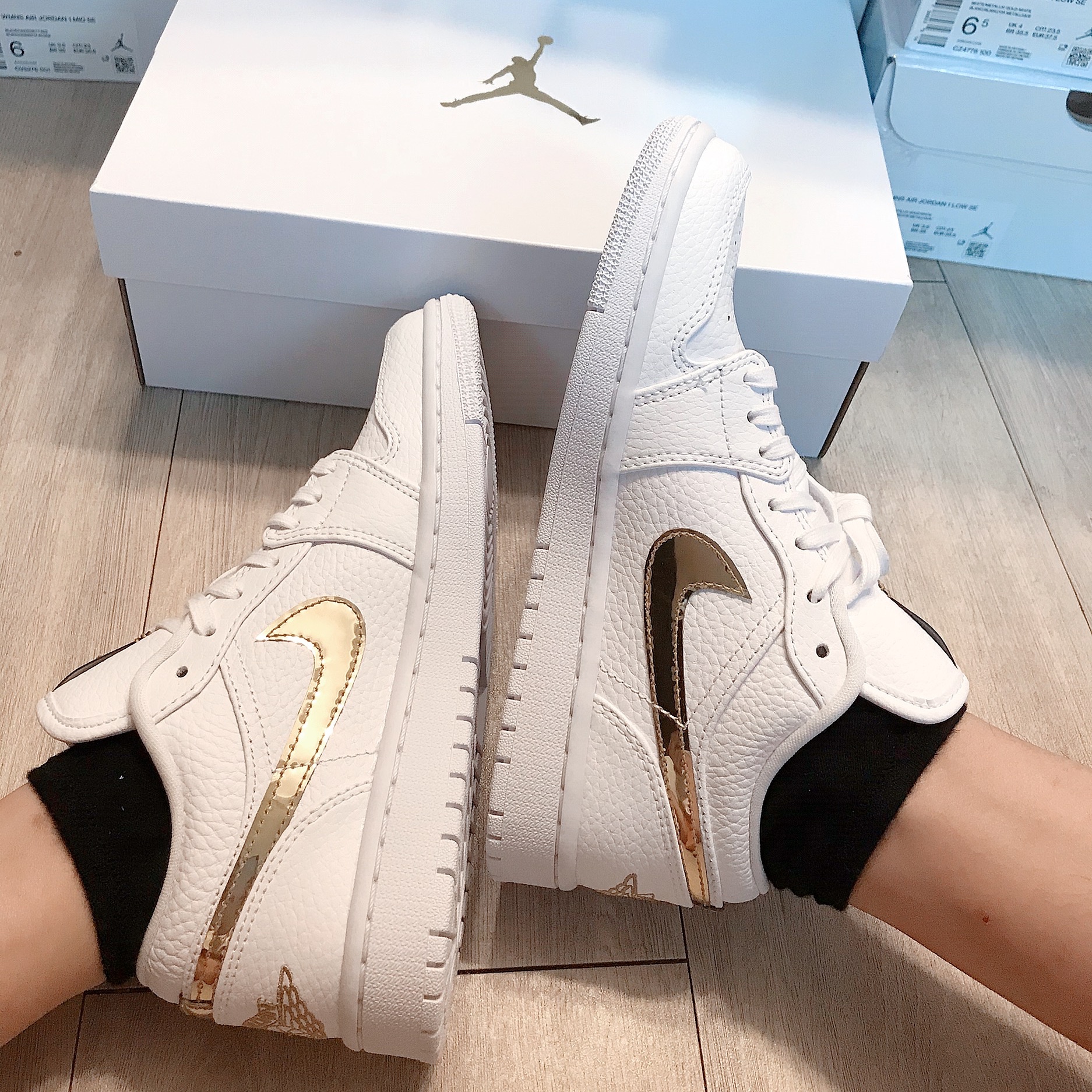 (W) Jordan 1 Low SE White Metallic Gold 착용 스타일