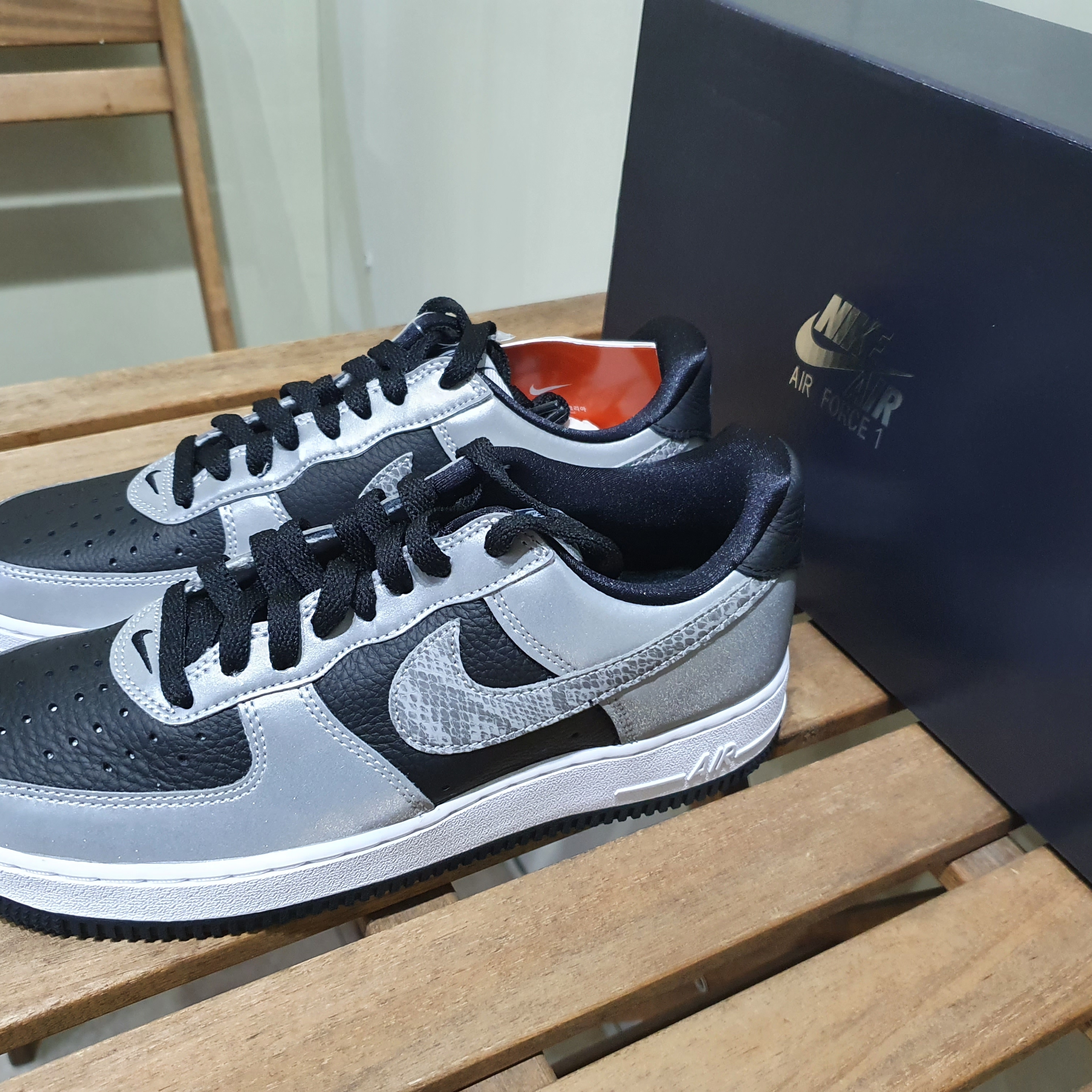 Nike Air Force 1 B Silver Snake 착용 스타일 - 3