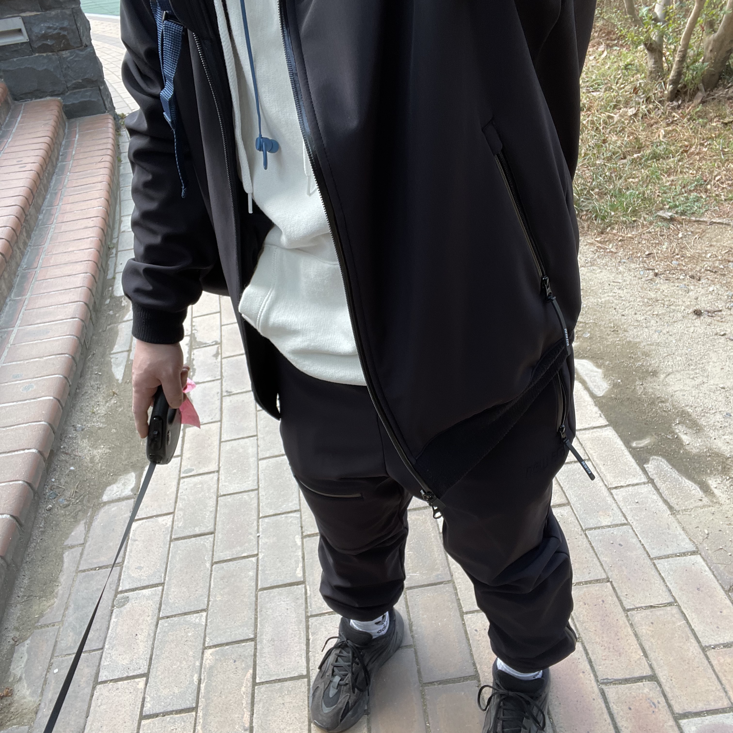 Adidas Yeezy Boost 700 V2 Vanta 2019 착용 스타일 - 2