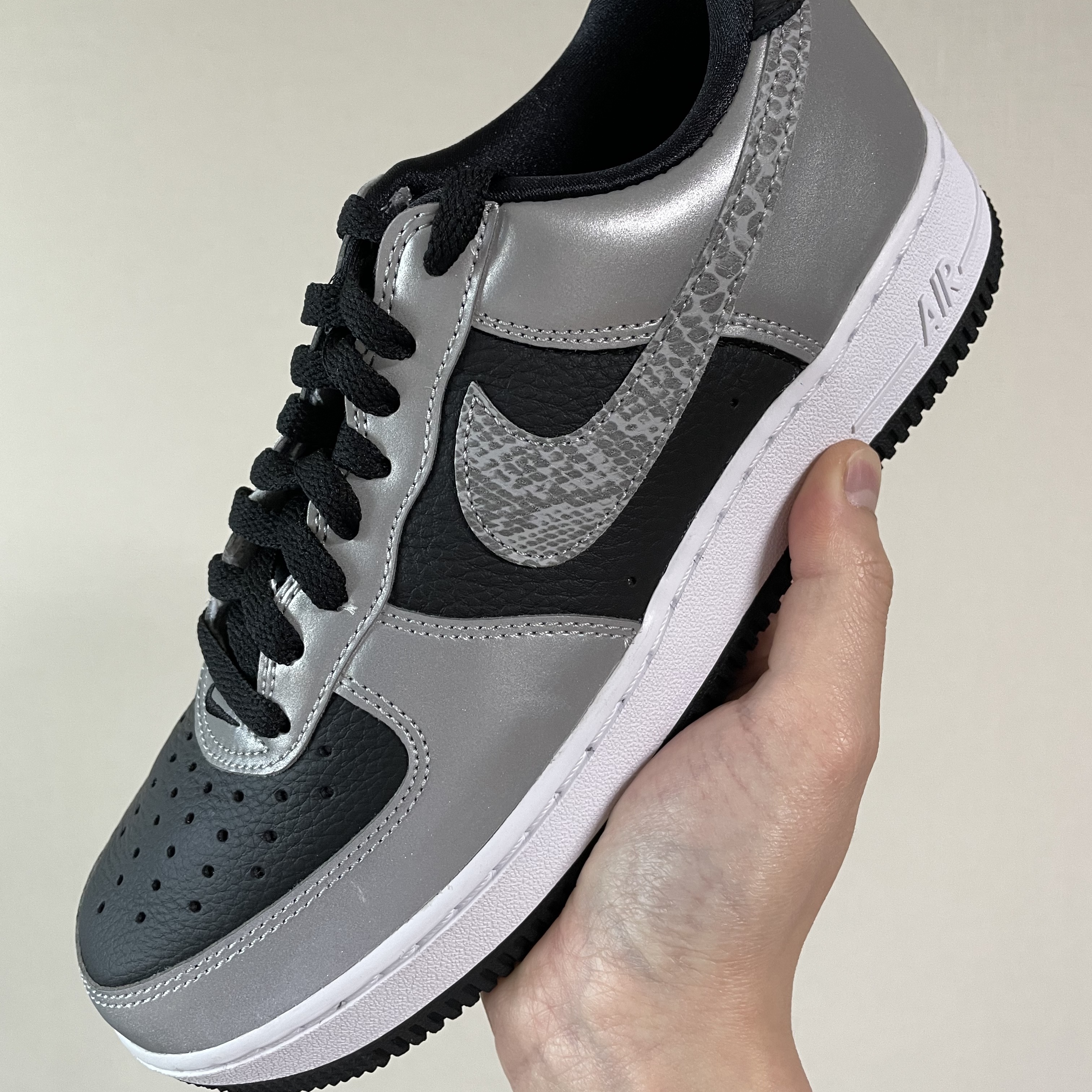 Nike Air Force 1 B Silver Snake 착용 스타일 - 4