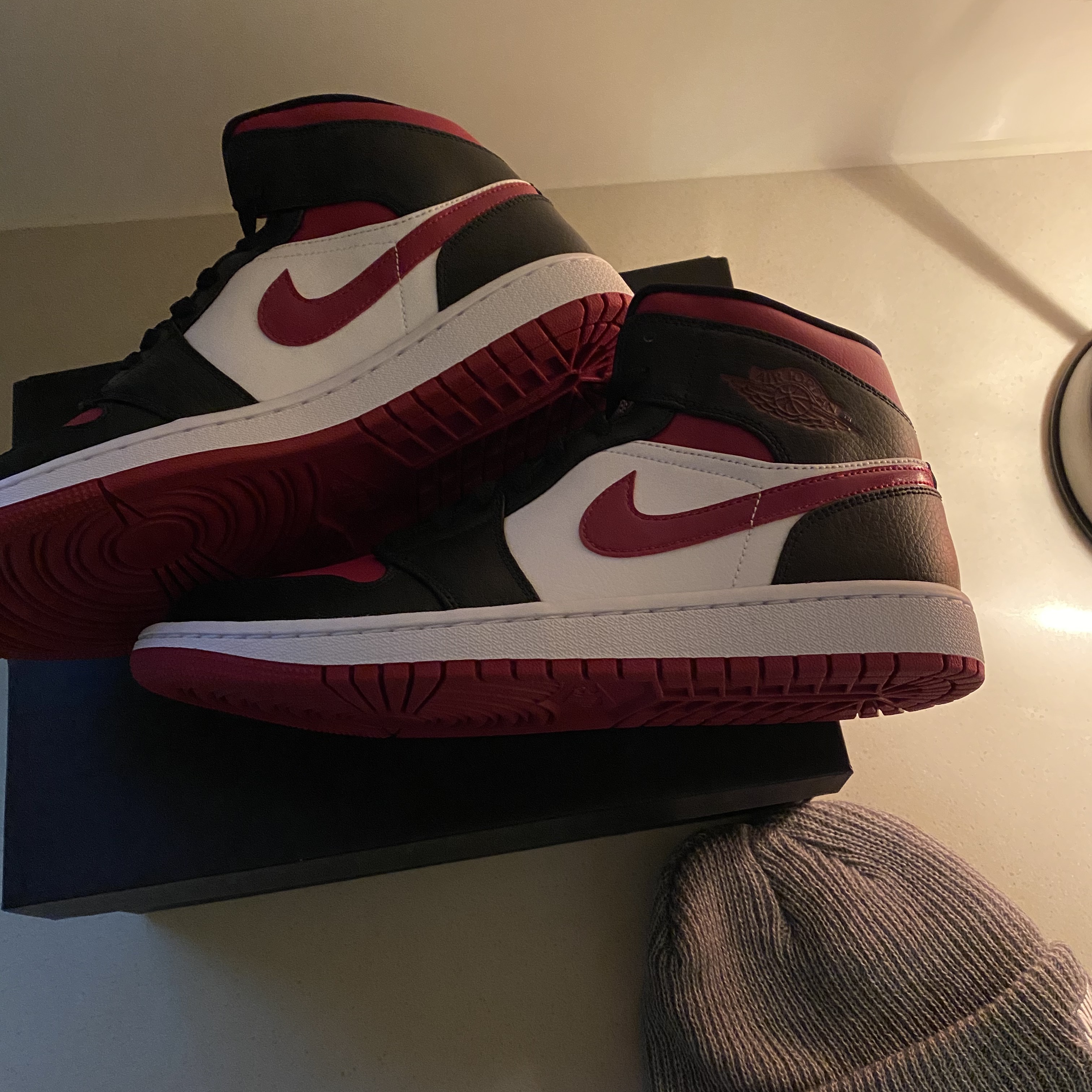 Jordan 1 Mid Bred Toe Noble Red 착용 스타일