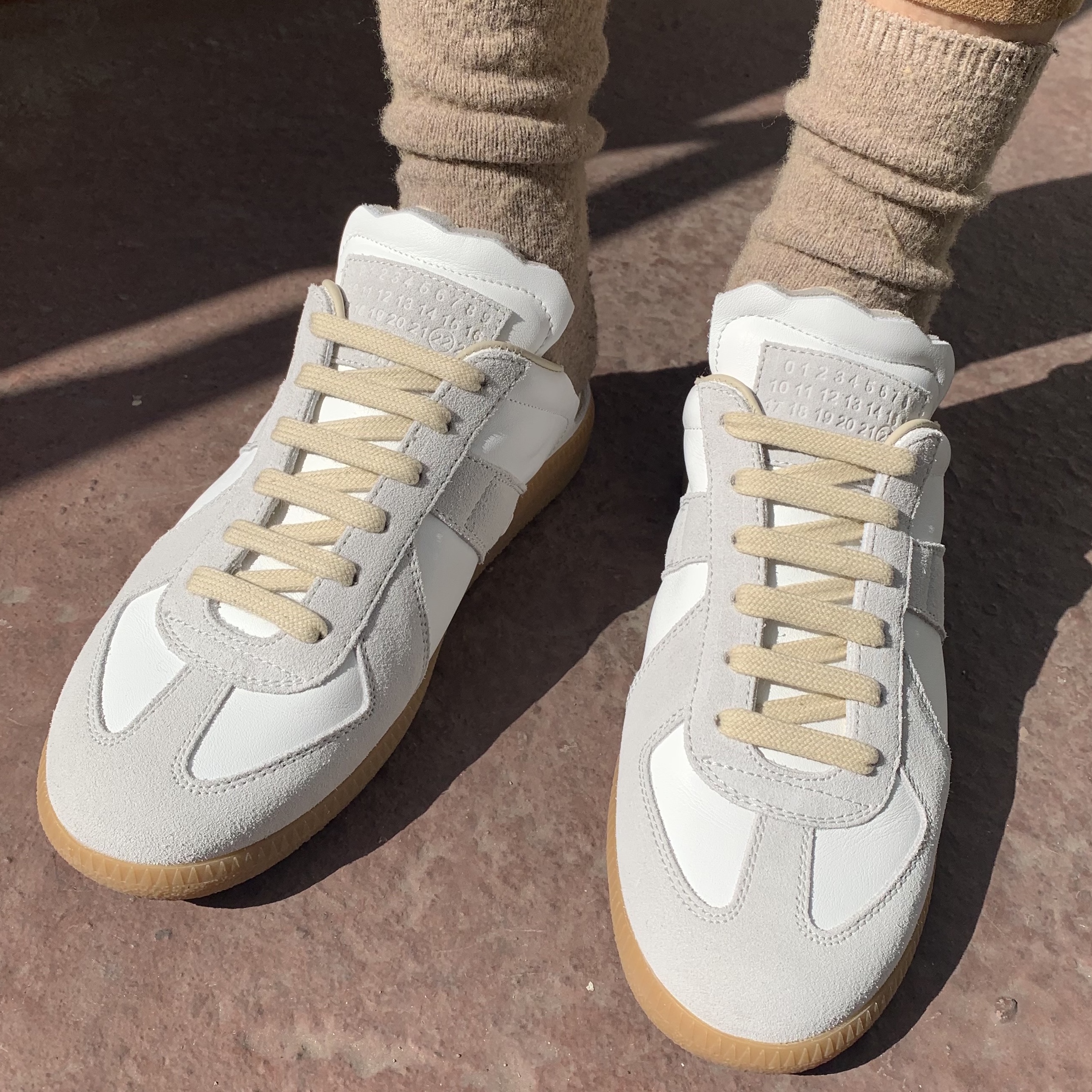 (W) Maison Margiela Replica Cut-Out Sneakers Light Grey 착용 스타일 - 2