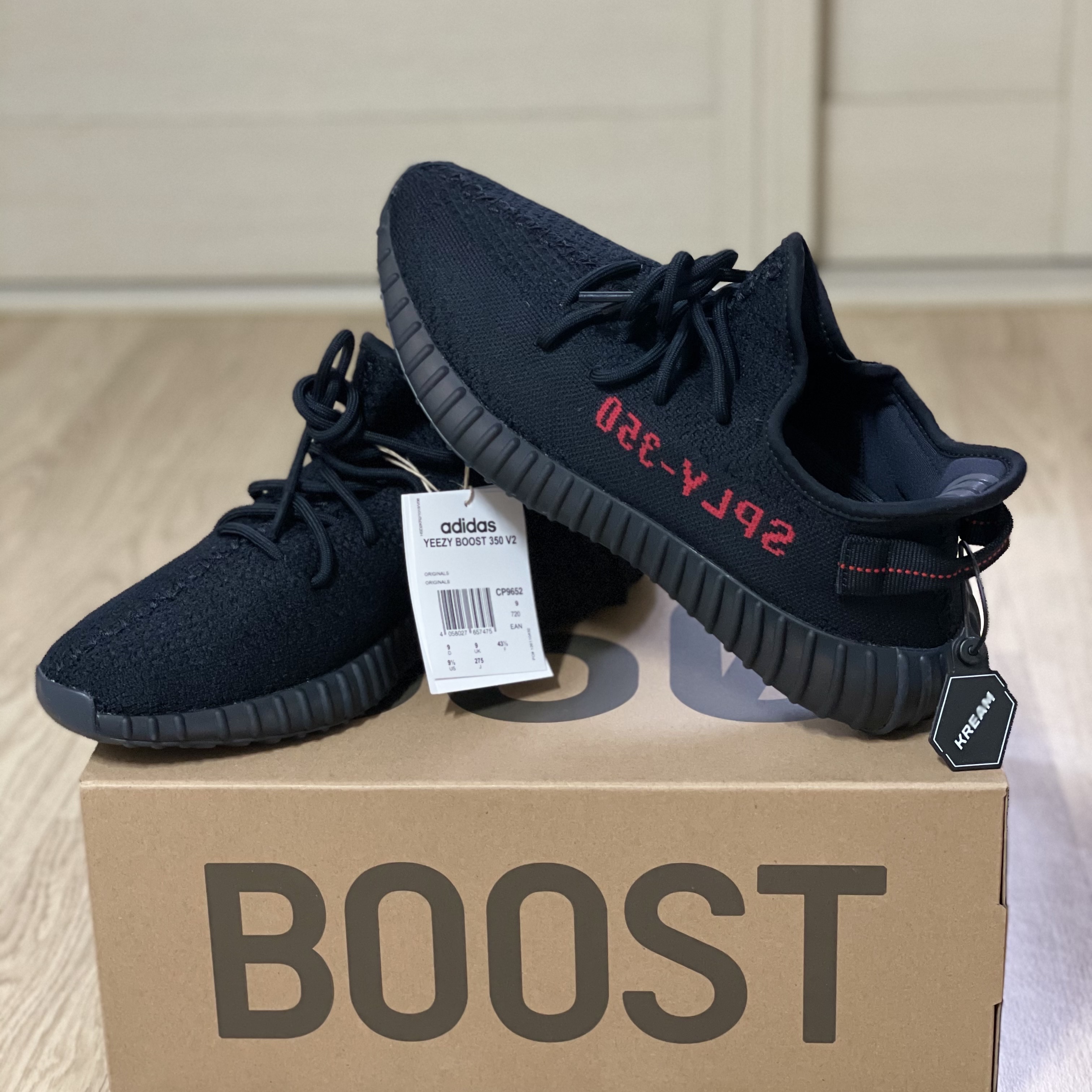 Adidas Yeezy Boost 350 V2 Black Red 2020 착용 스타일 - 2