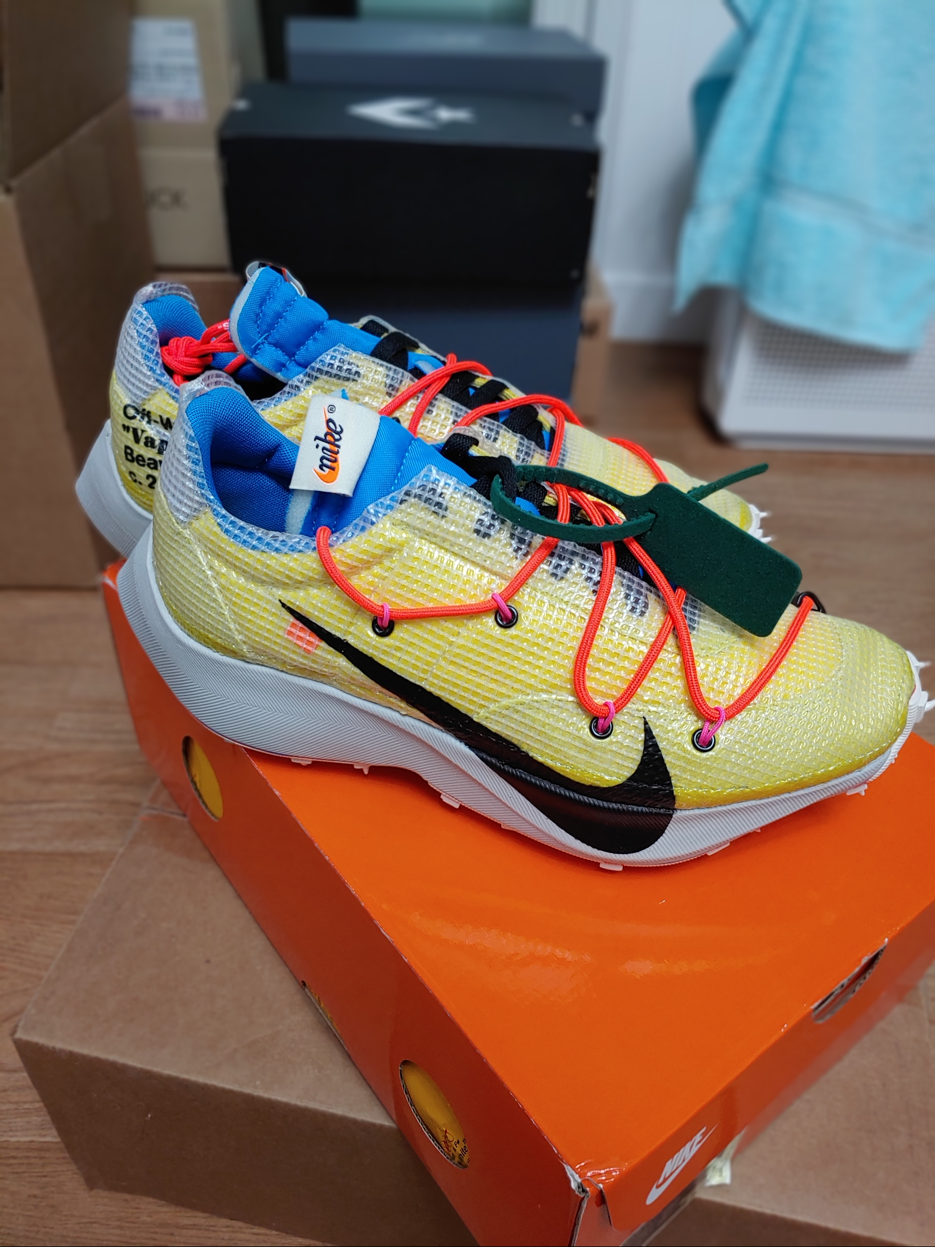 (W) Nike x Off-White Vapor Street Tour Yellow 착용 스타일 - 2