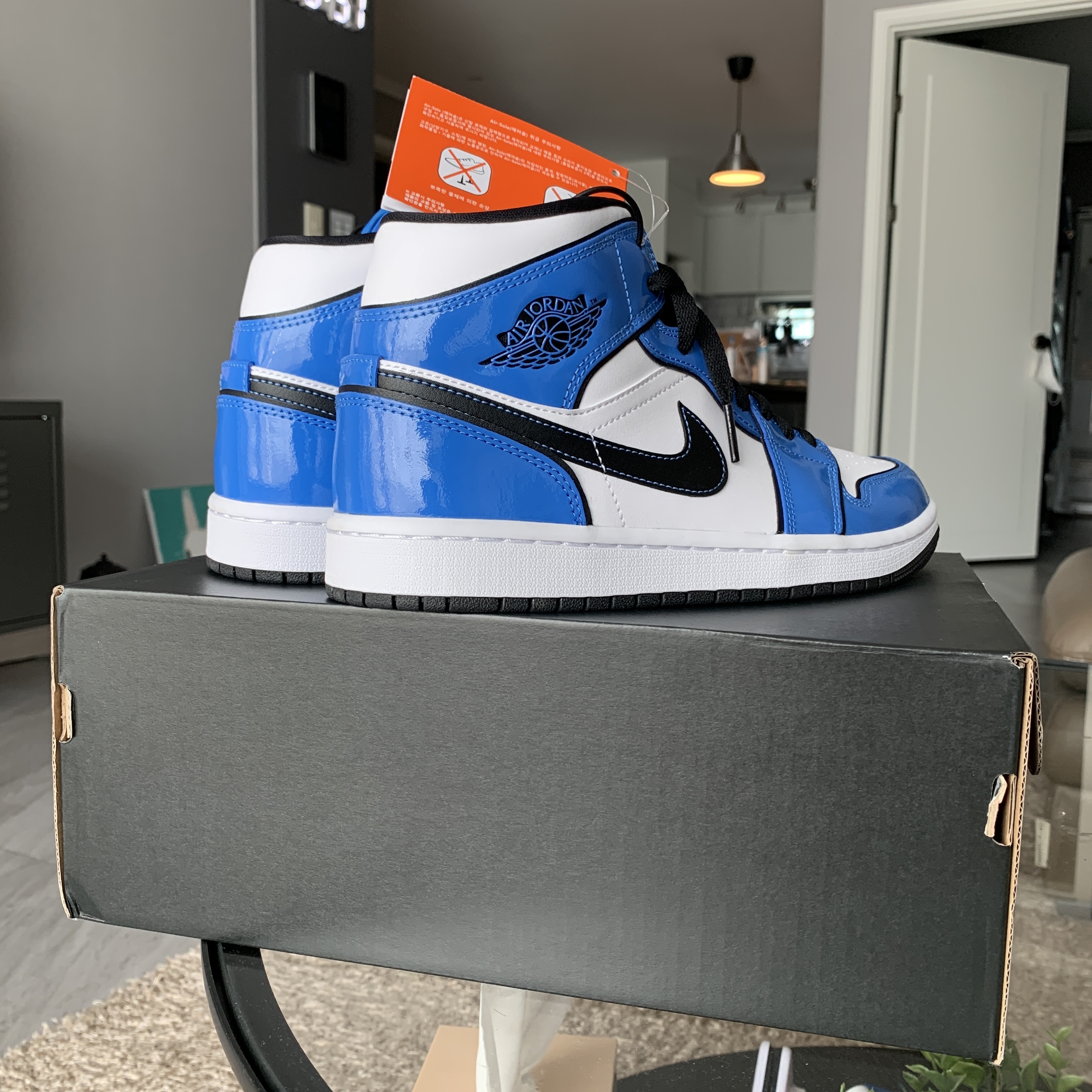 Jordan 1 Mid SE Signal Blue 착용 스타일 - 2