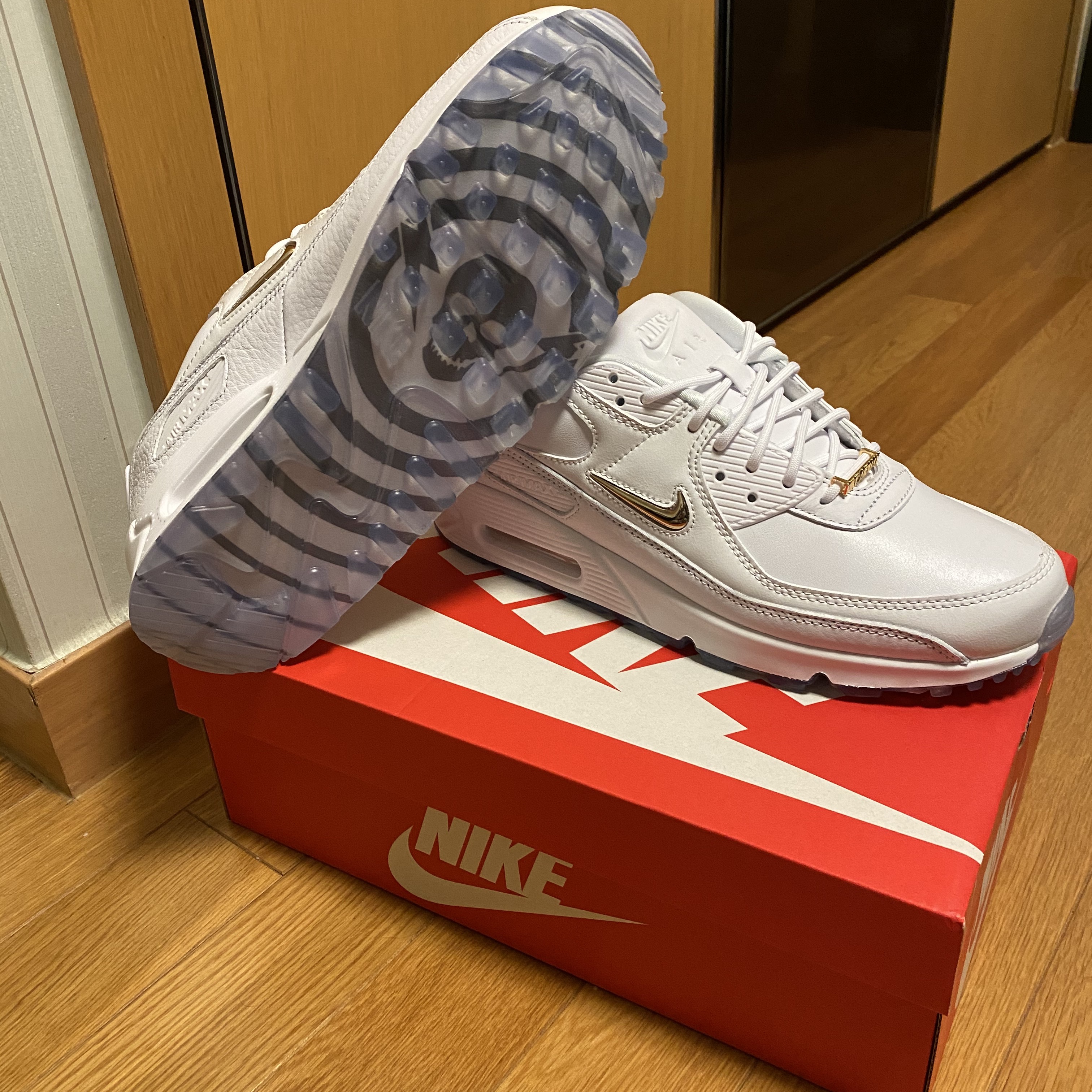 Nike Air Max 90 Pirate Radio White Gold 착용 스타일