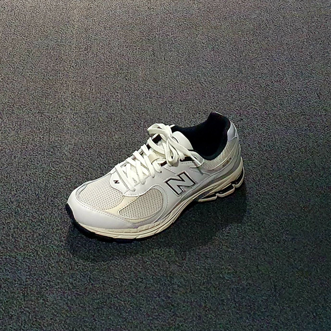 New Balance 2002R White 착용 스타일