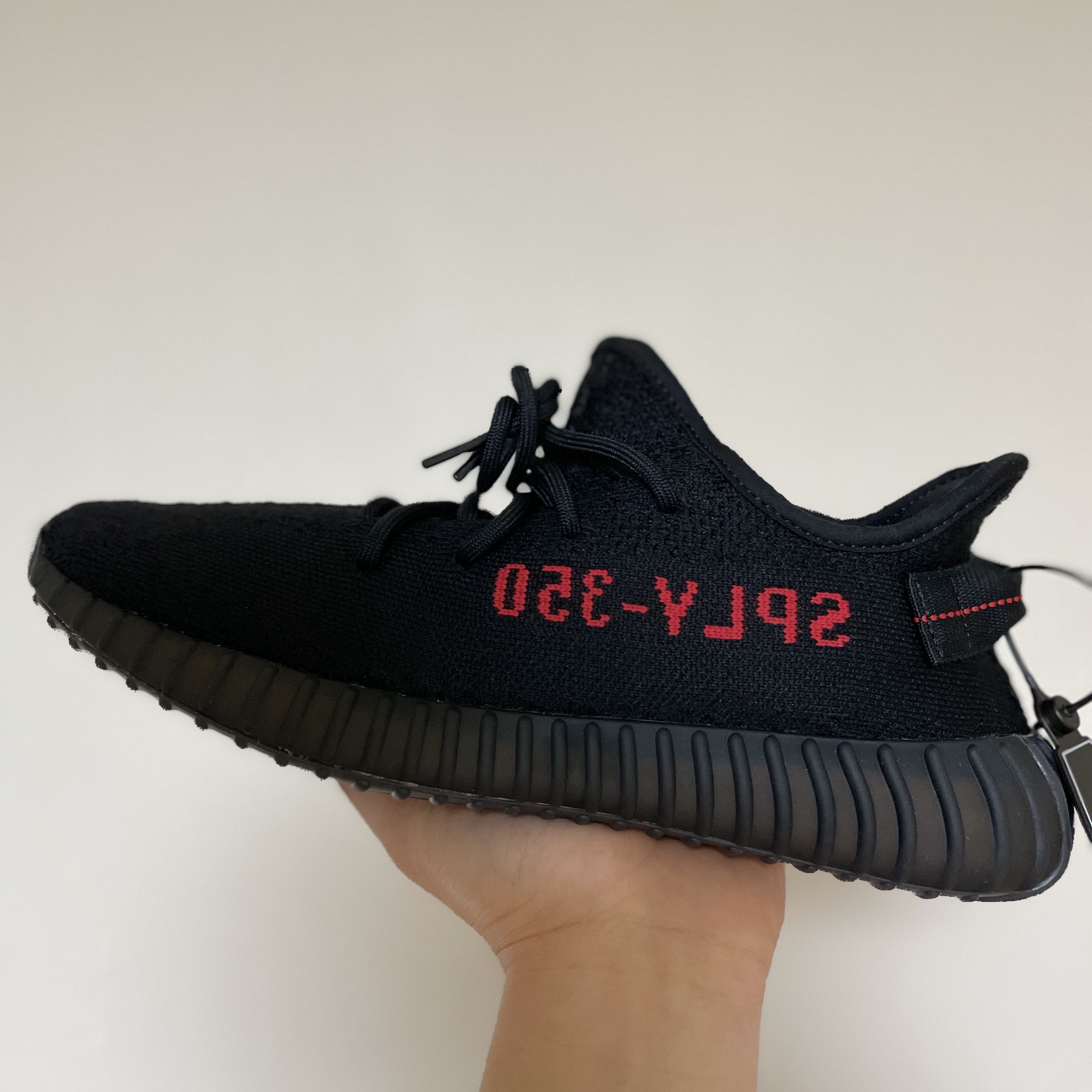 Adidas Yeezy Boost 350 V2 Black Red 2020 착용 스타일 - 1