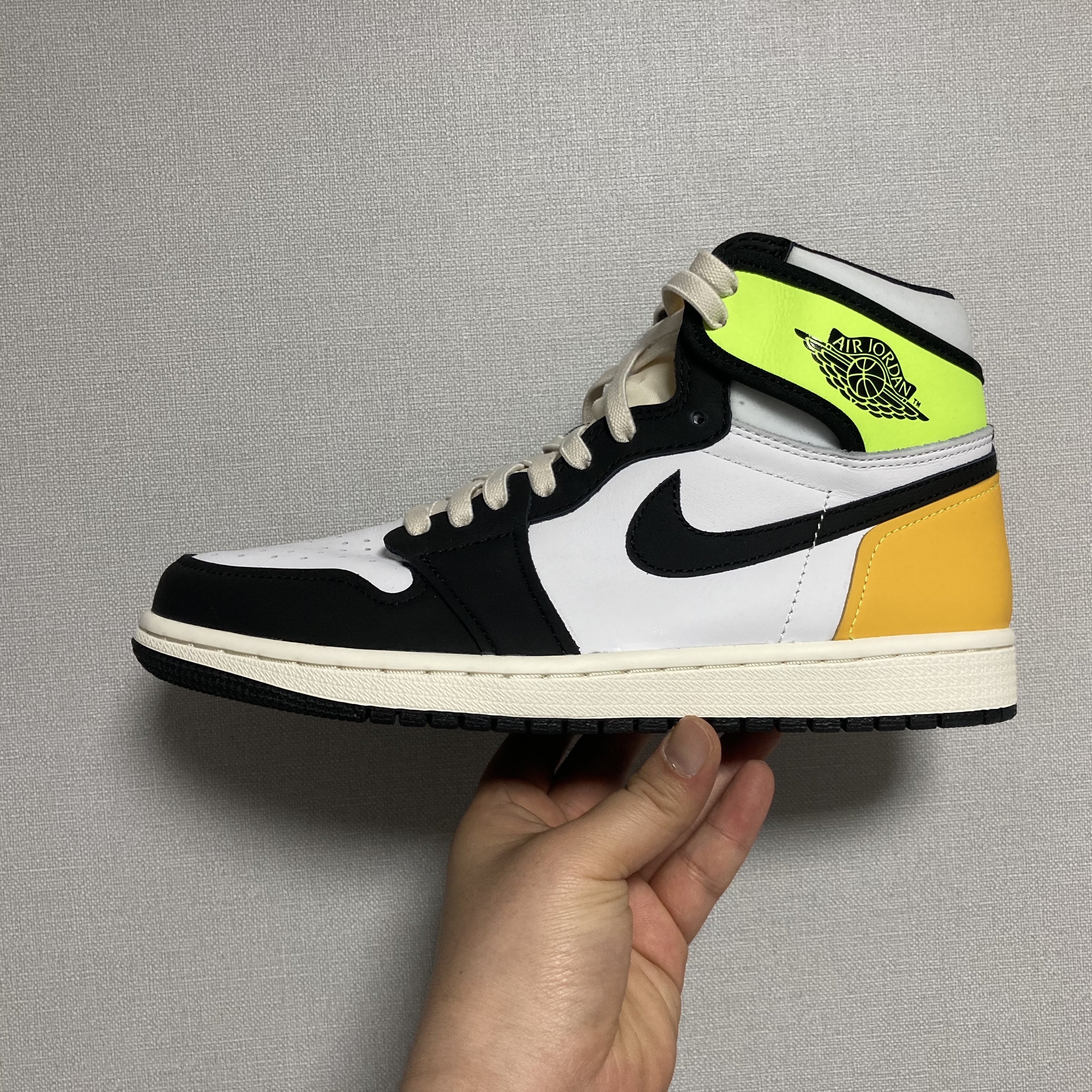 Jordan 1 Retro High OG Volt Gold 착용 스타일