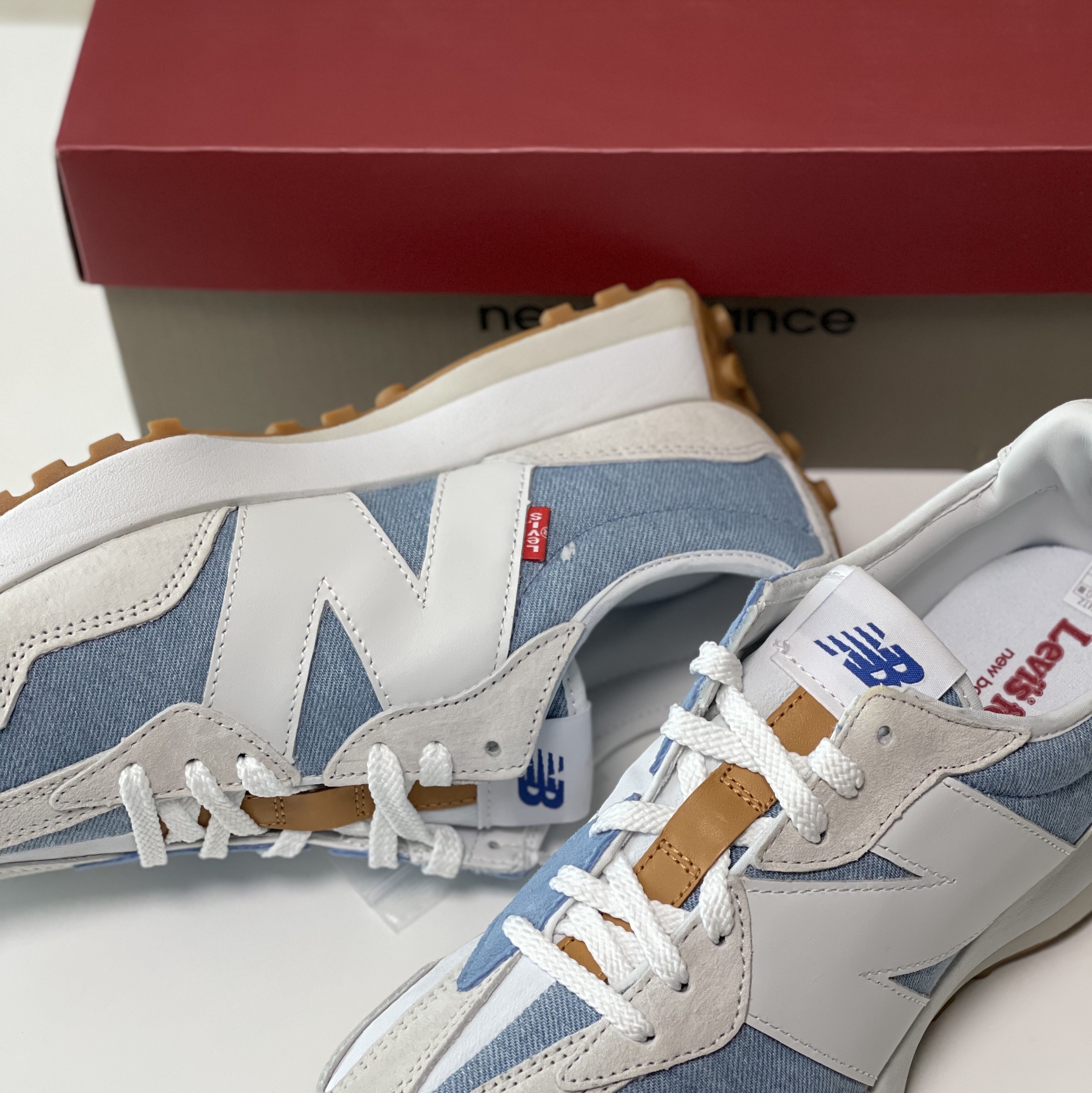 (W) New Balance x Levi's 327 Blue - Levi's Tag 착용 스타일 - 4