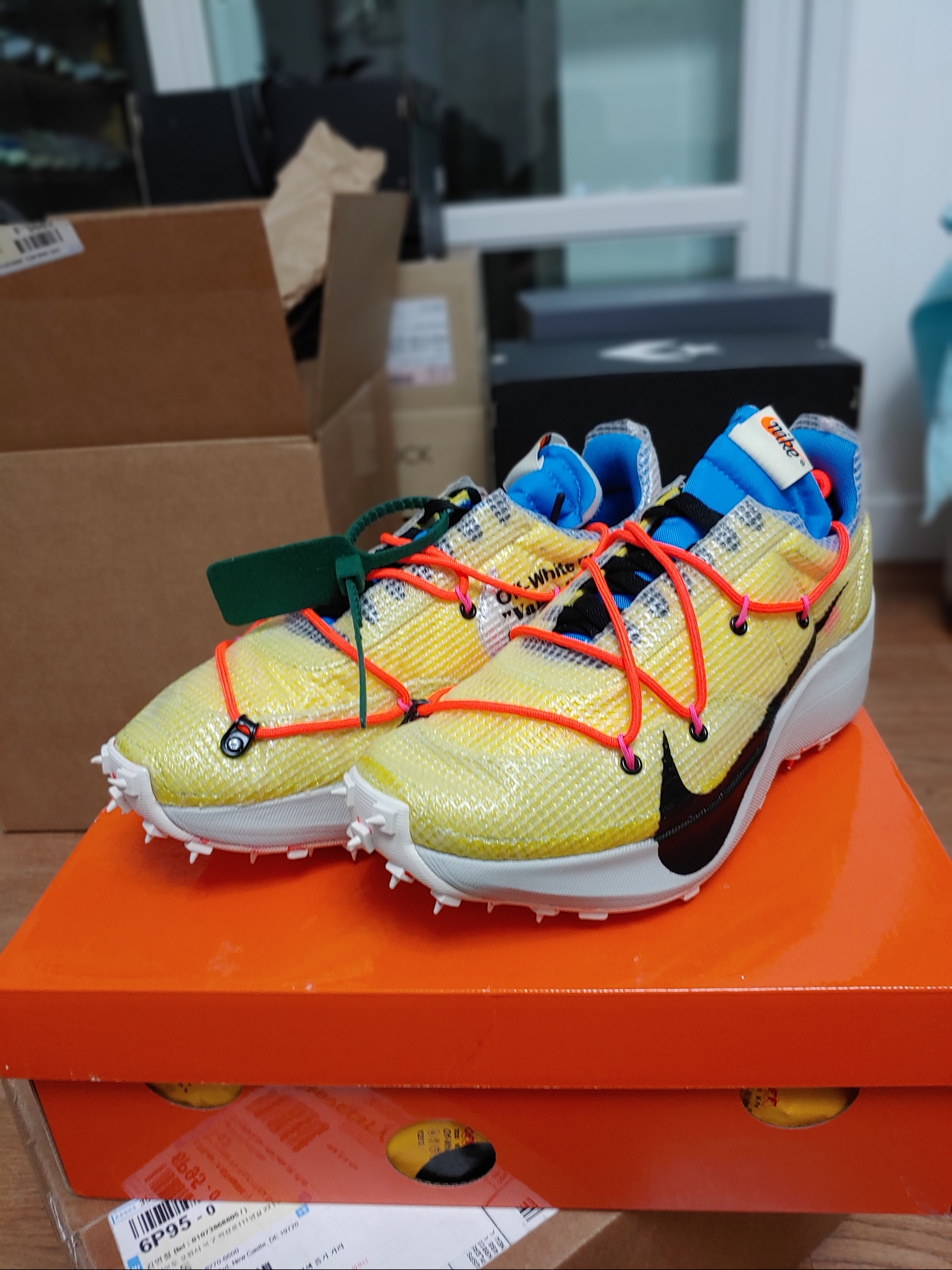 (W) Nike x Off-White Vapor Street Tour Yellow 착용 스타일 - 1