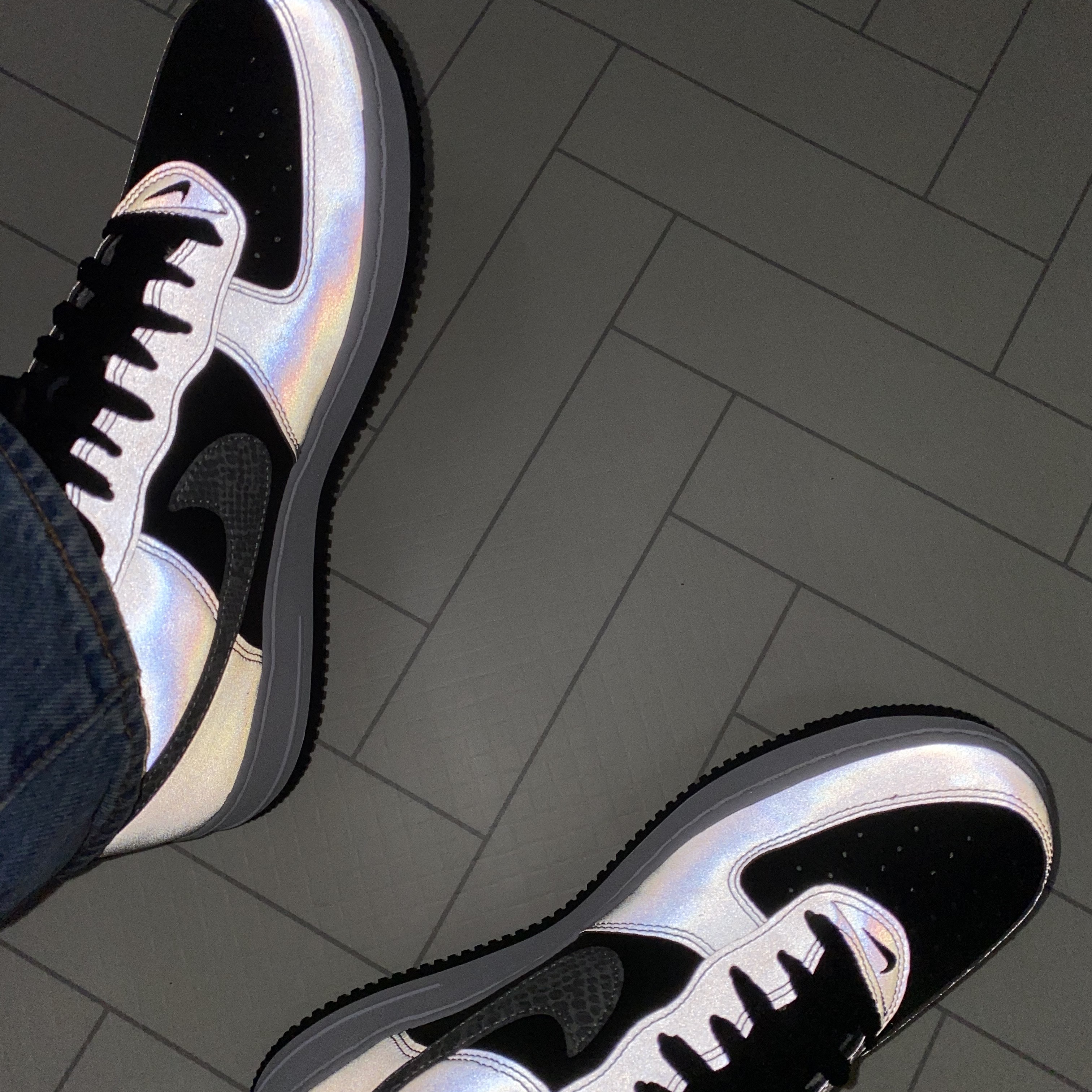 Nike Air Force 1 B Silver Snake 착용 스타일 - 1