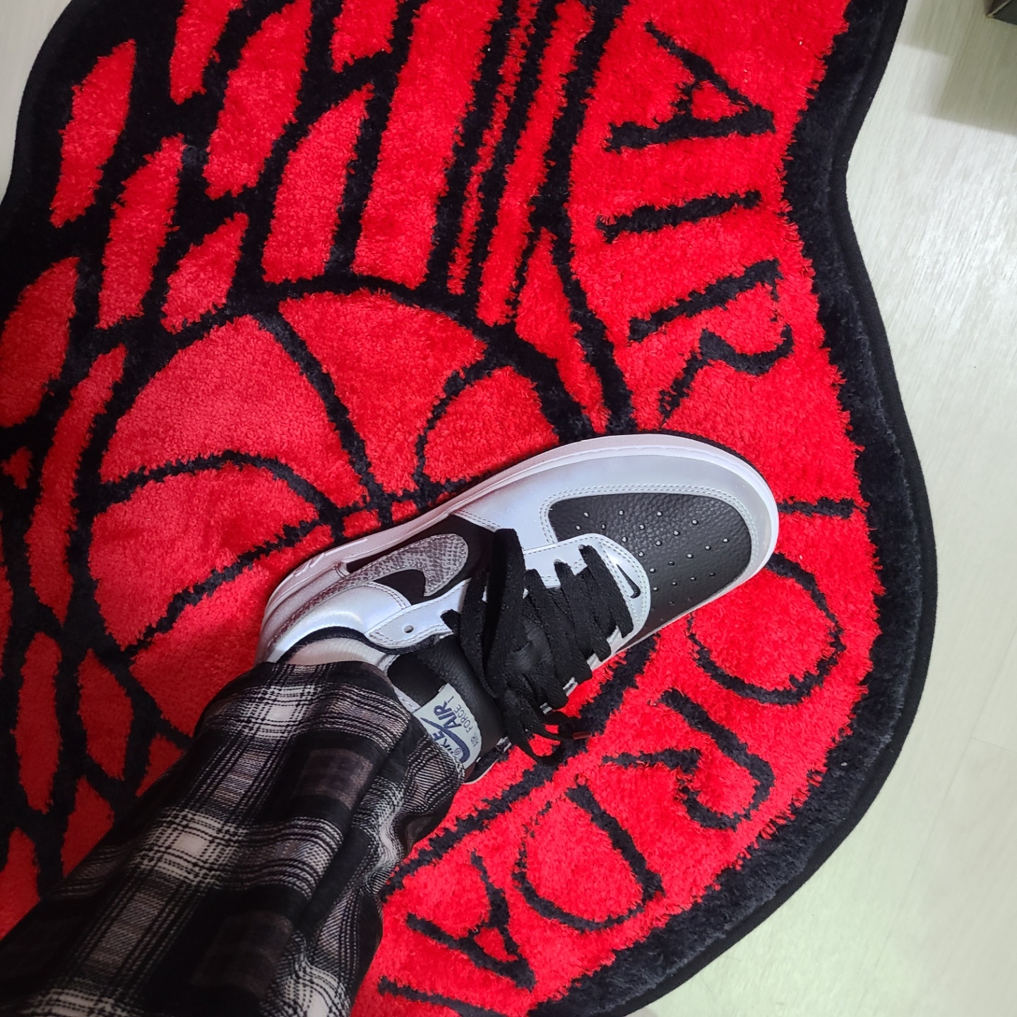 Nike Air Force 1 B Silver Snake 착용 스타일