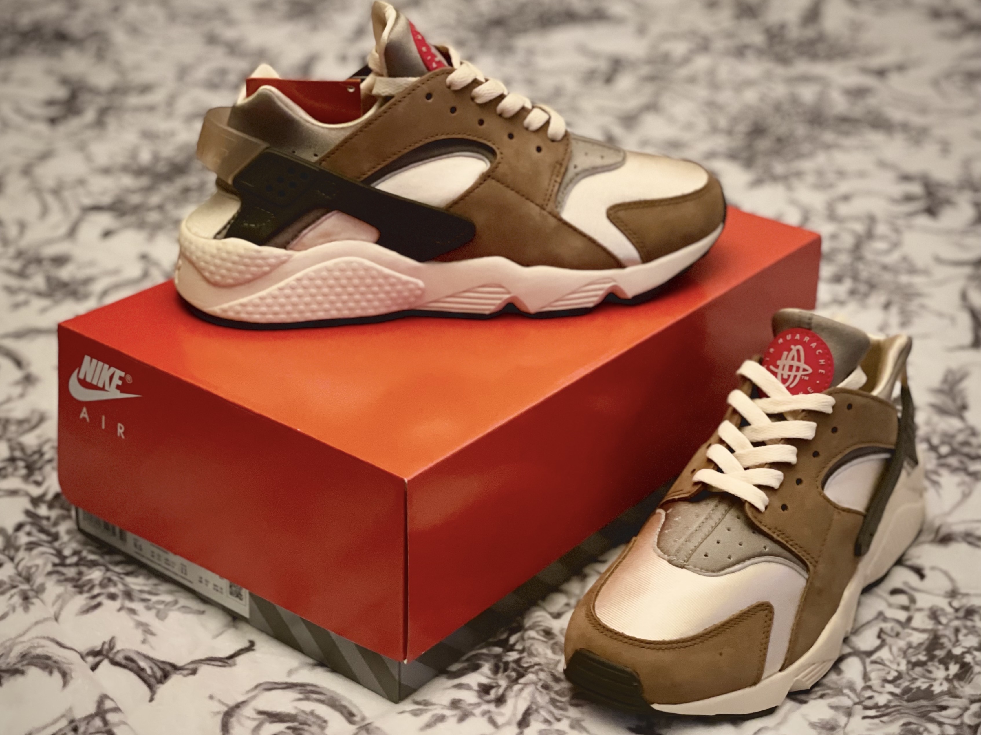 Nike x Stussy Air Huarache LE Desert Oak 착용 스타일 - 1