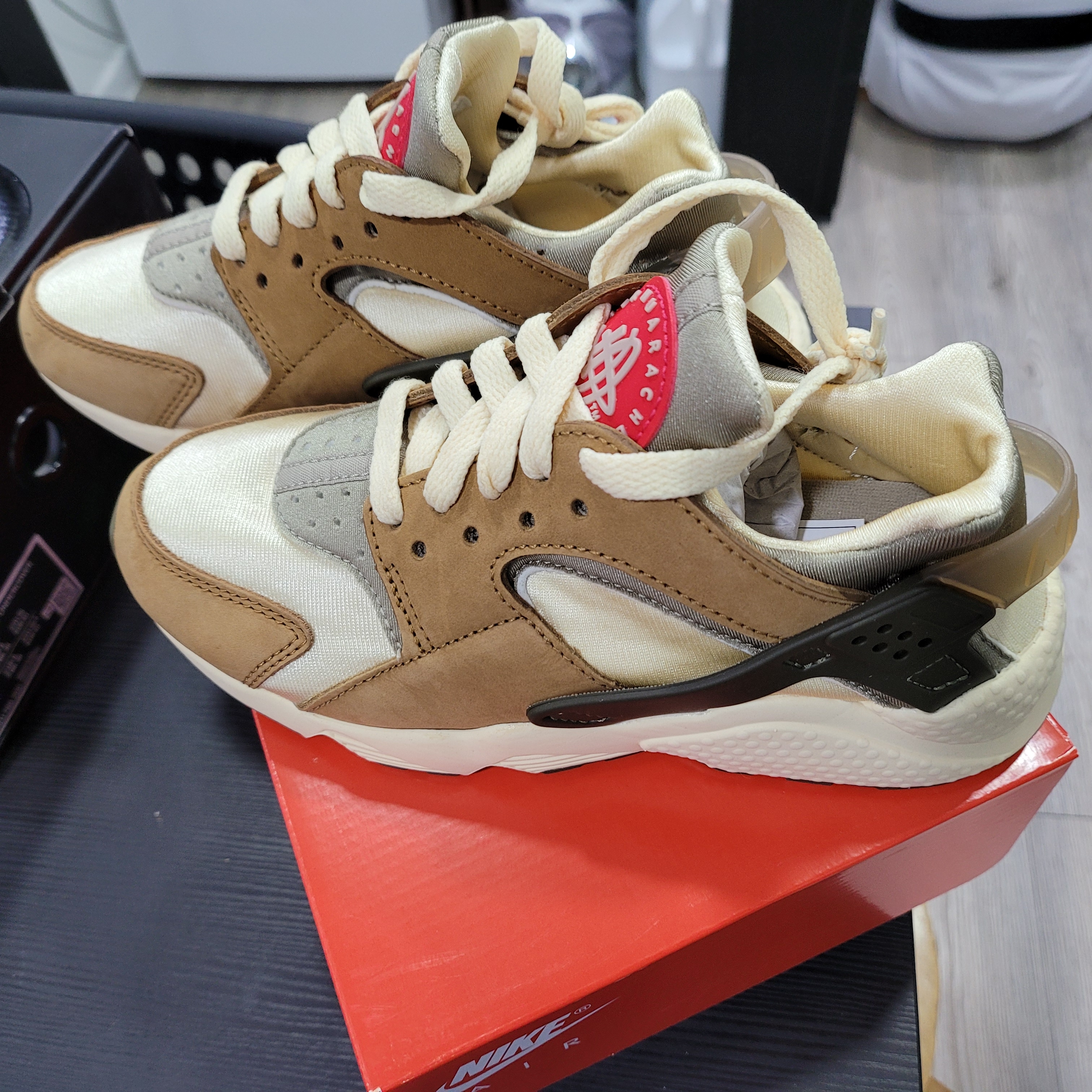 Nike x Stussy Air Huarache LE Desert Oak 착용 스타일