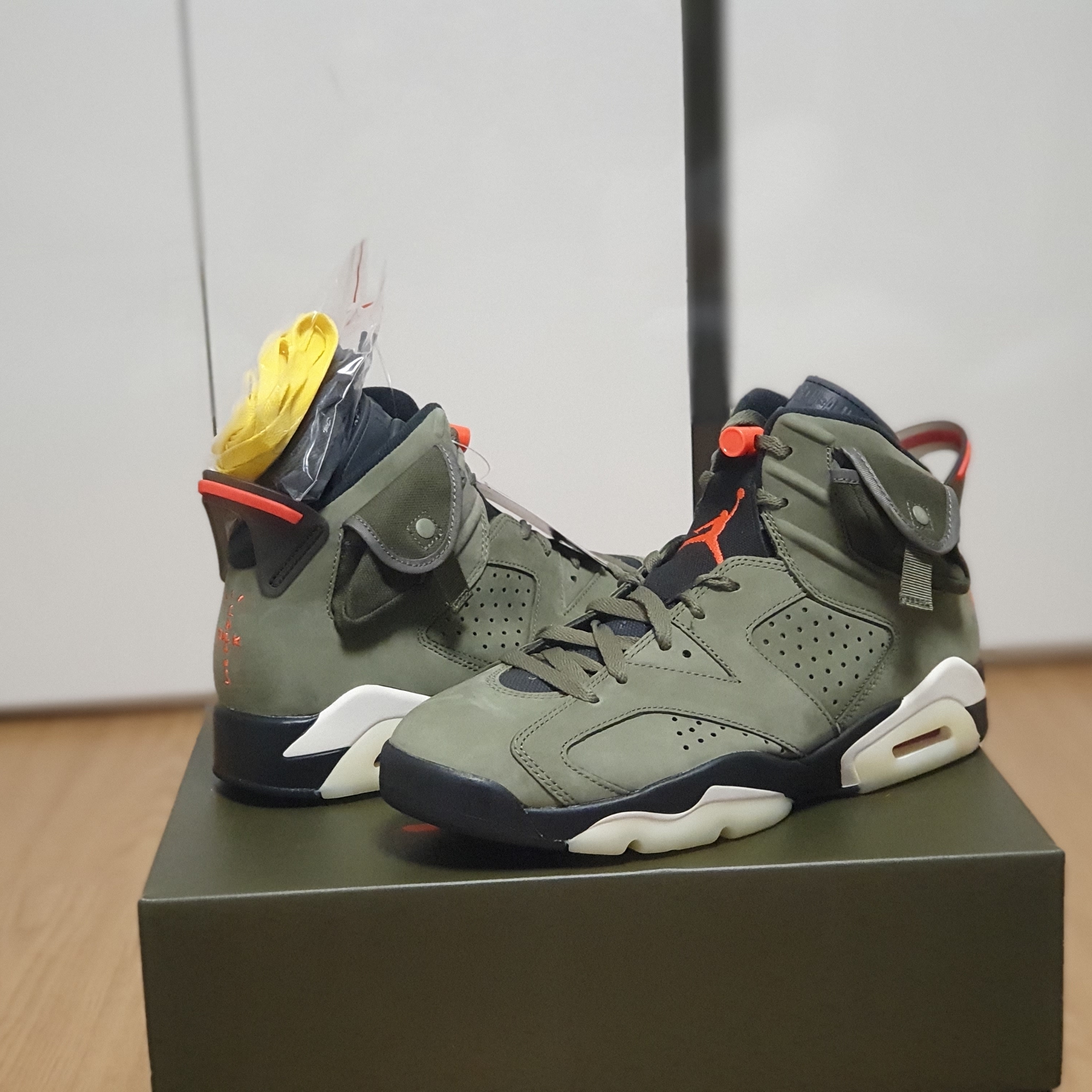 Jordan 1 x Travis Scott Retro High OG SP Mocha, Jordan 6 x Travis Scott Retro Olive 착용 스타일 - 2