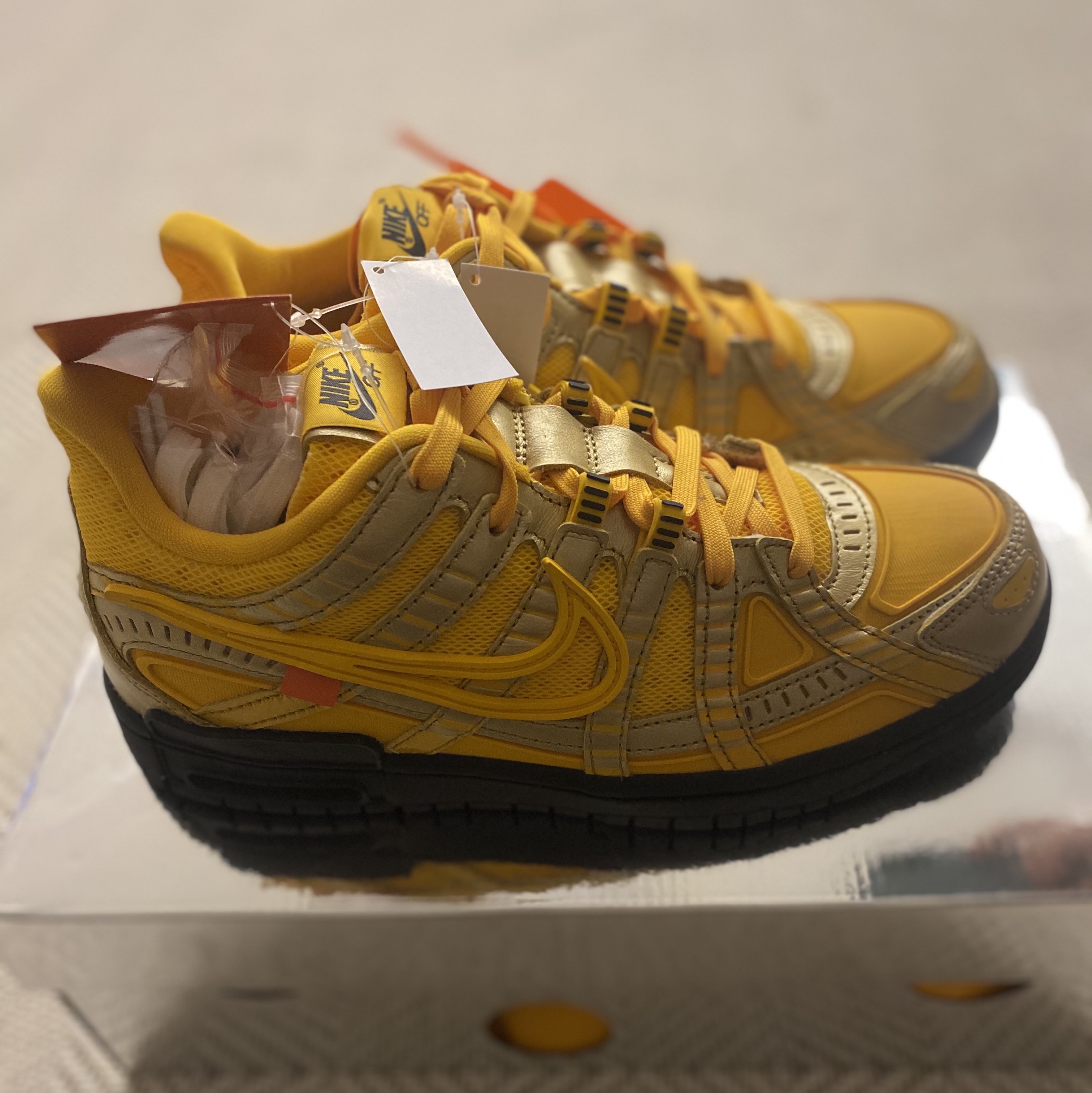 Nike x Off-White Air Rubber Dunk University Gold 착용 스타일 - 2