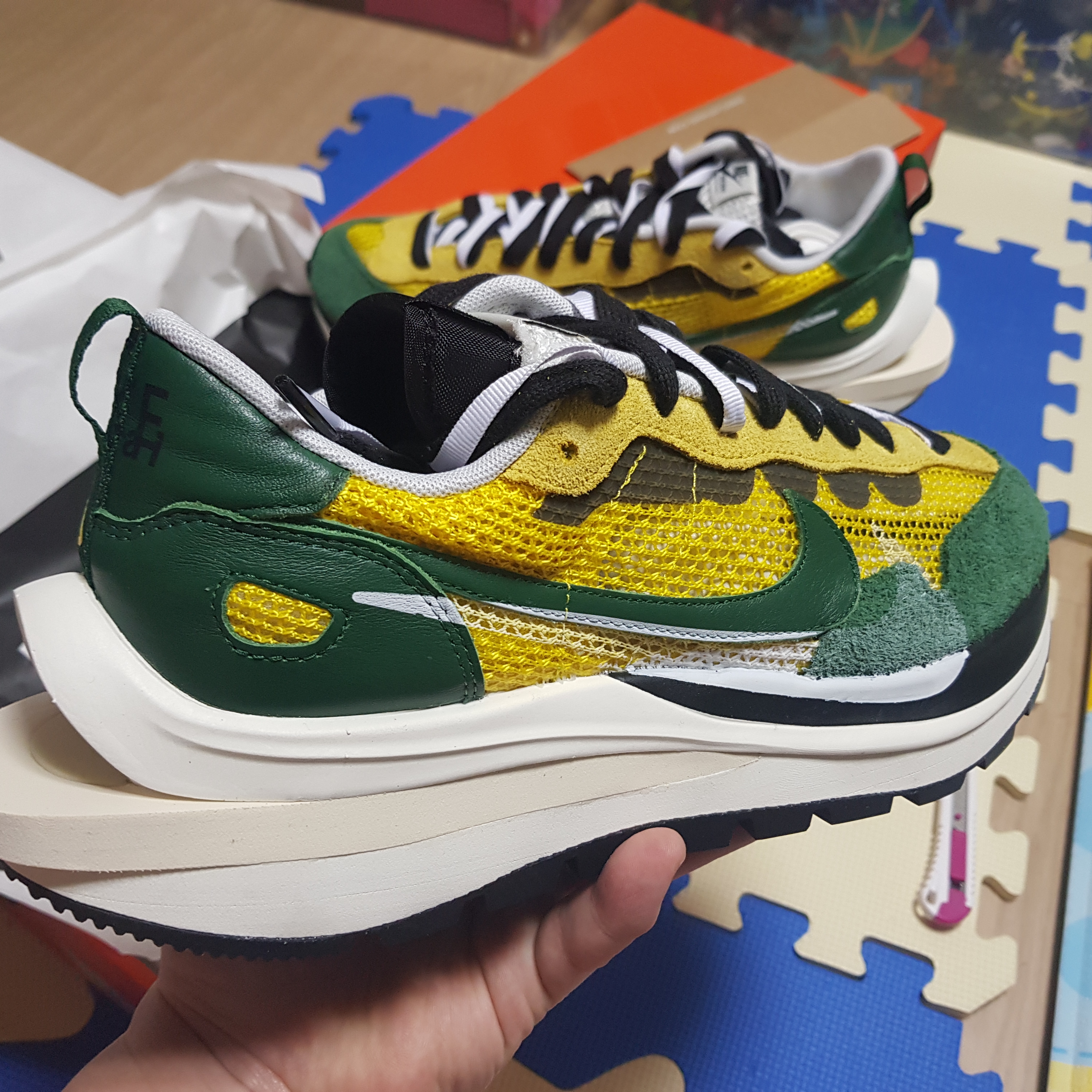 Nike x Sacai VaporWaffle Tour Yellow & Gorge Green Sail 착용 스타일