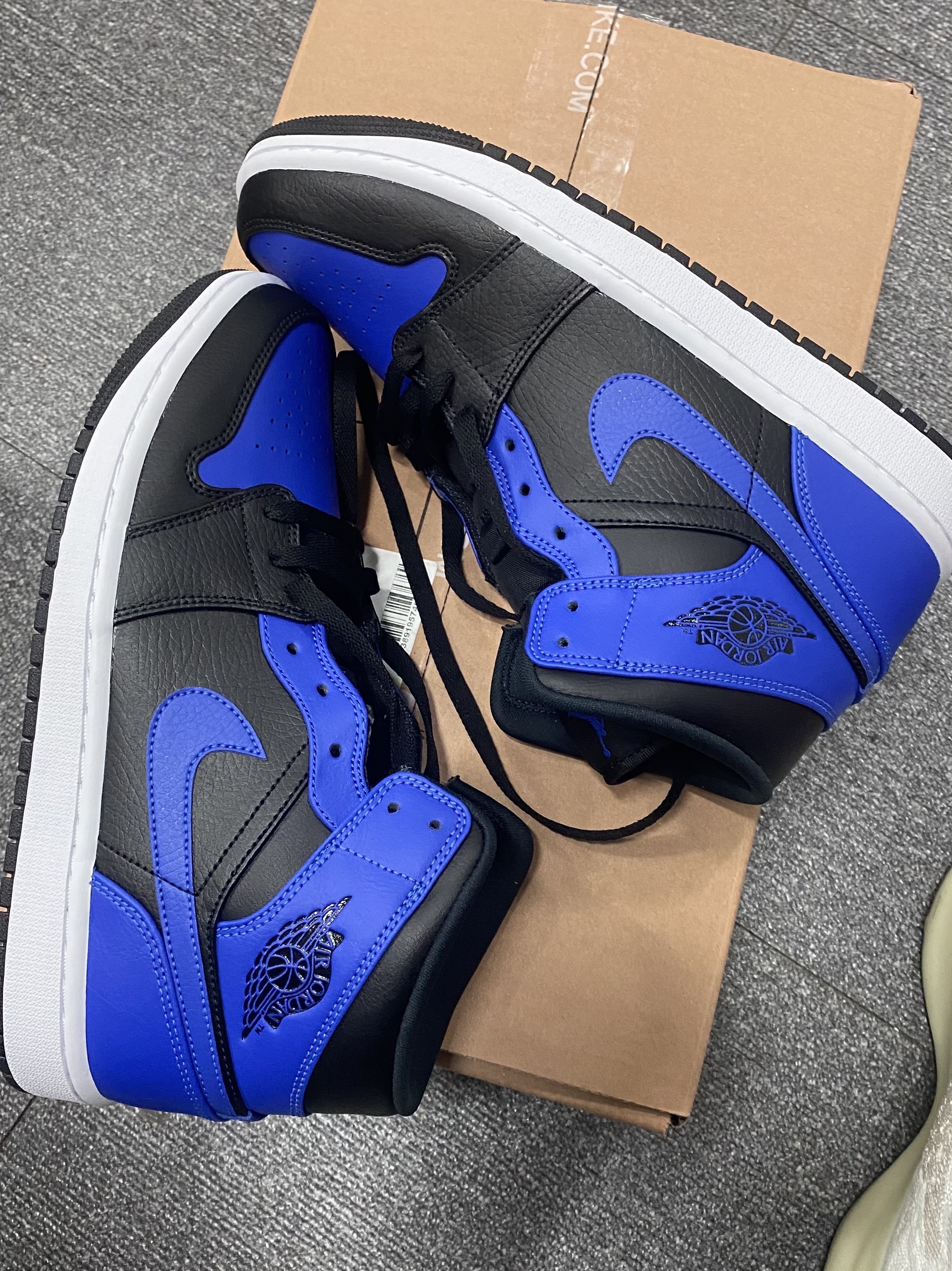 Jordan 1 Mid Black Hyper Royal 착용 스타일 - 2