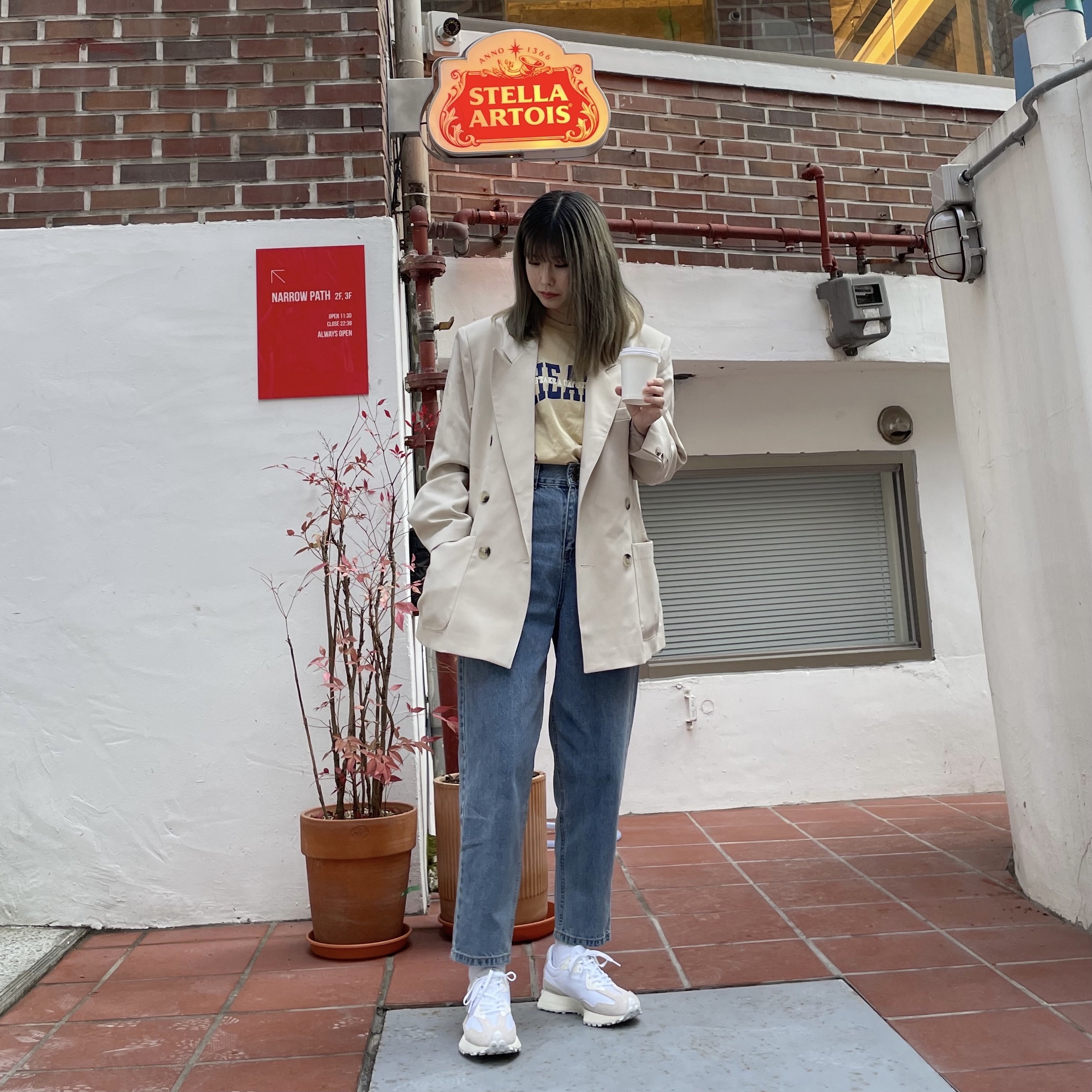(W) New Balance 327 White Moonbeam 착용 스타일 - 2