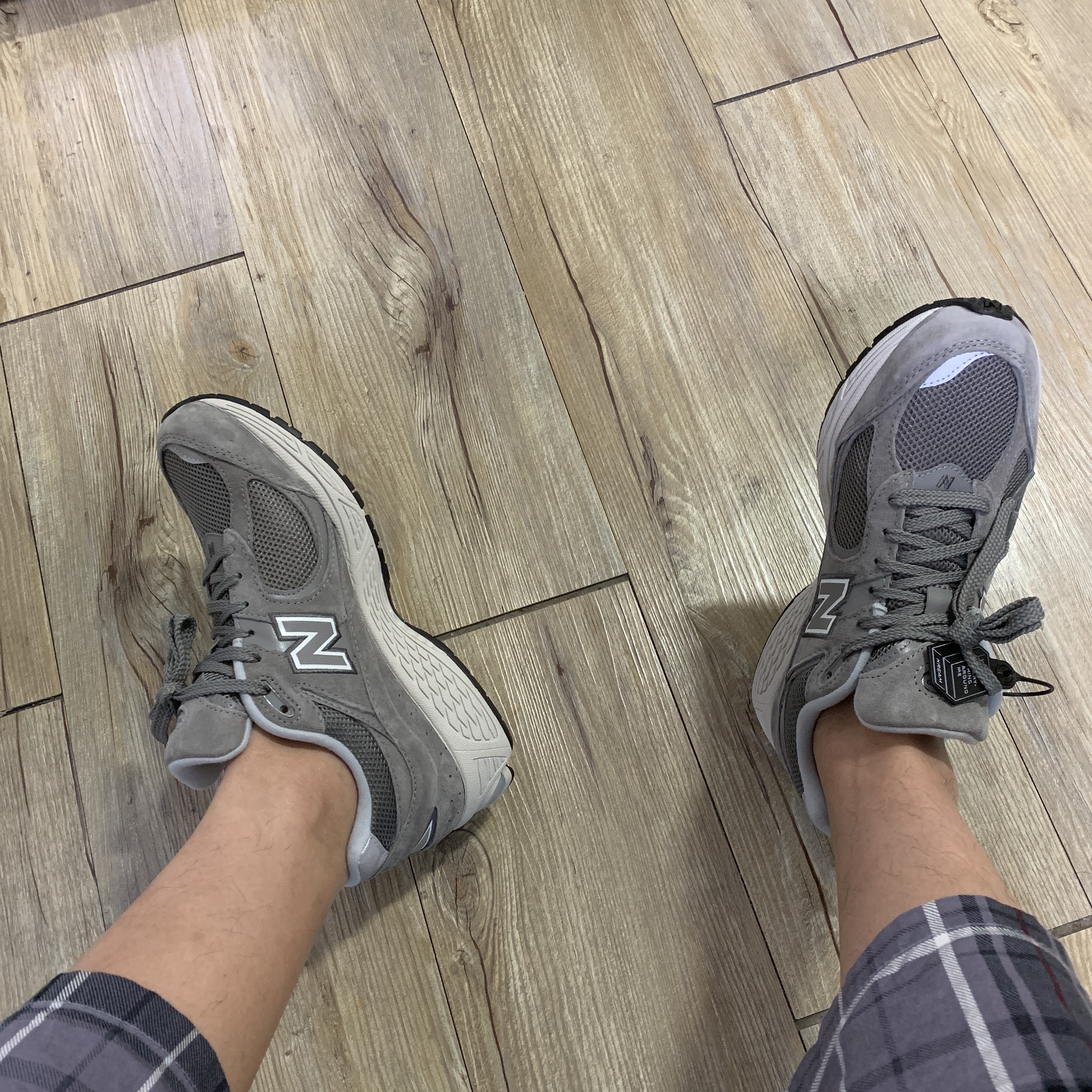New Balance 2002R Grey 착용 스타일