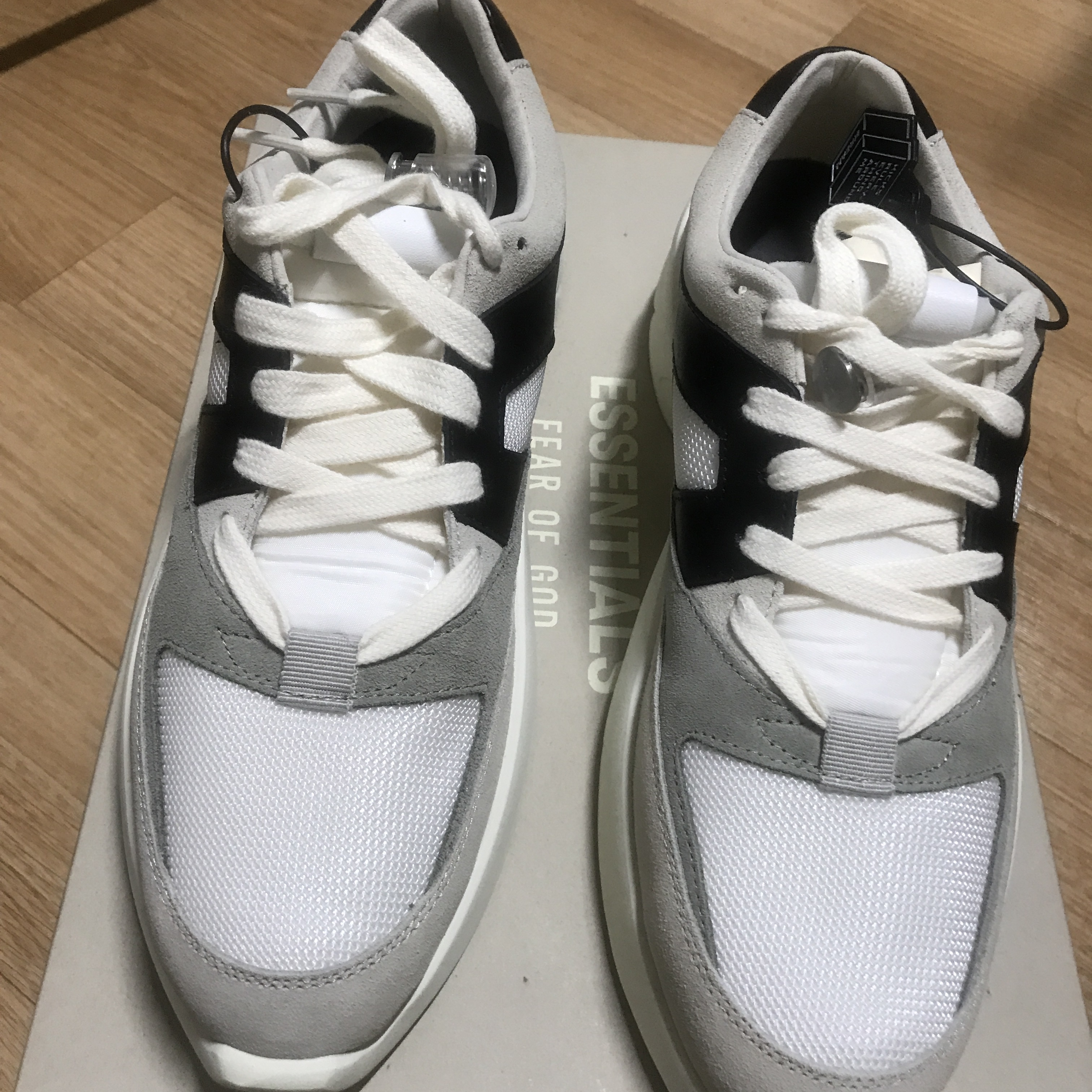Essentials Distance Sneakers Cream Grey Black 착용 스타일 - 4