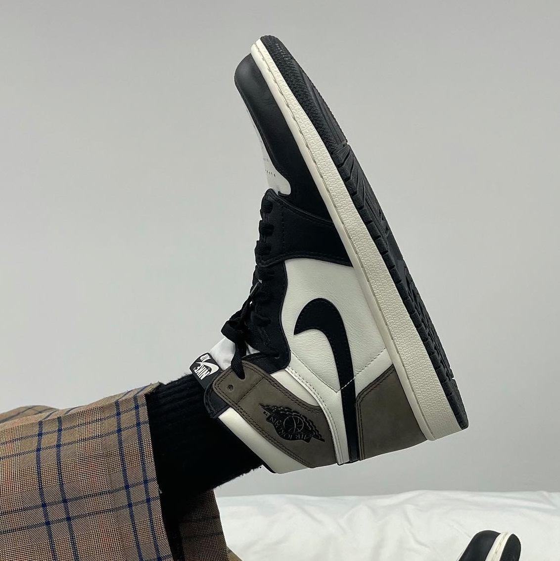 Jordan 1 Retro High OG Black Mocha 착용 스타일 - 4