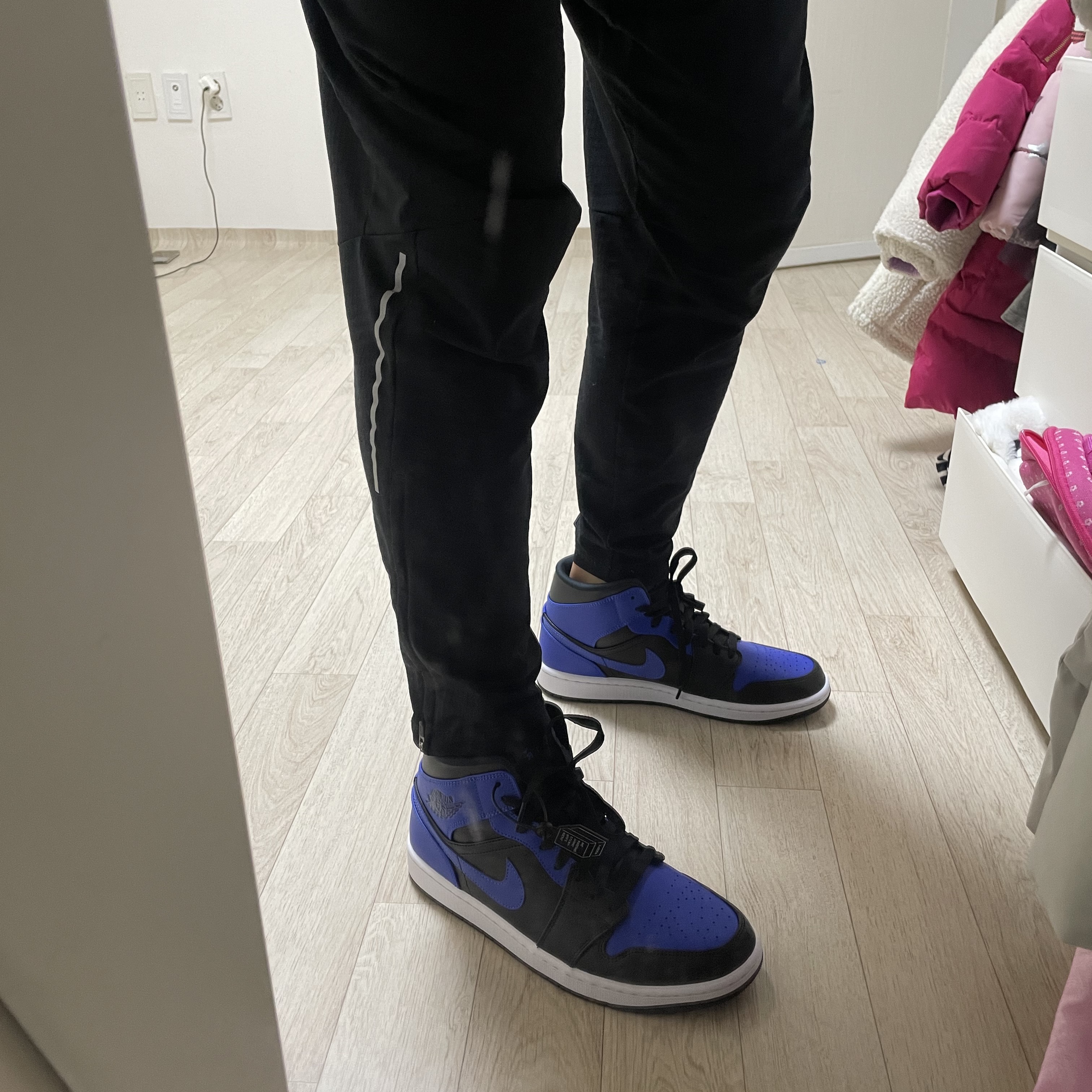 Jordan 1 Mid Black Hyper Royal 착용 스타일 - 2