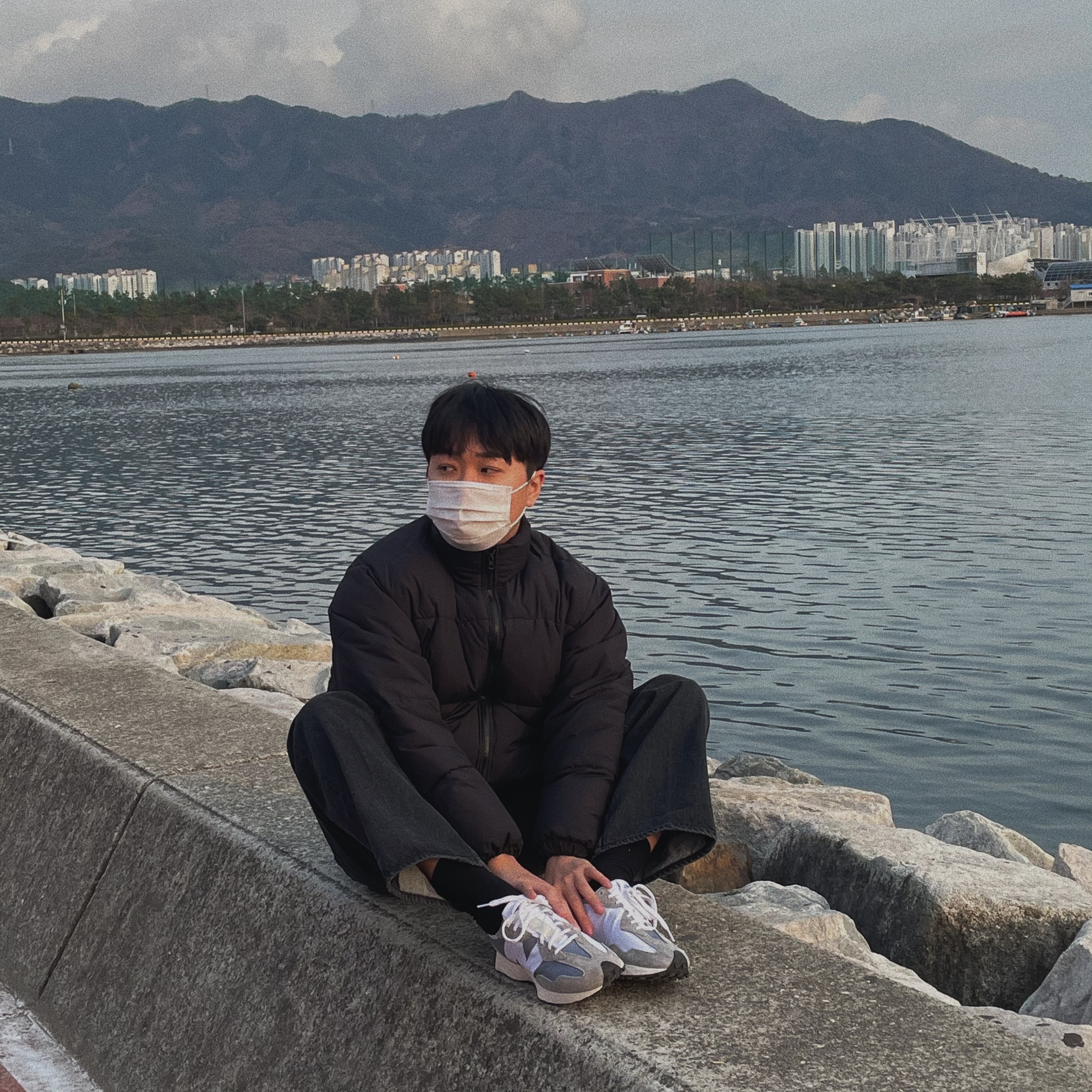 New Balance 327 Grey 착용 스타일 - 2