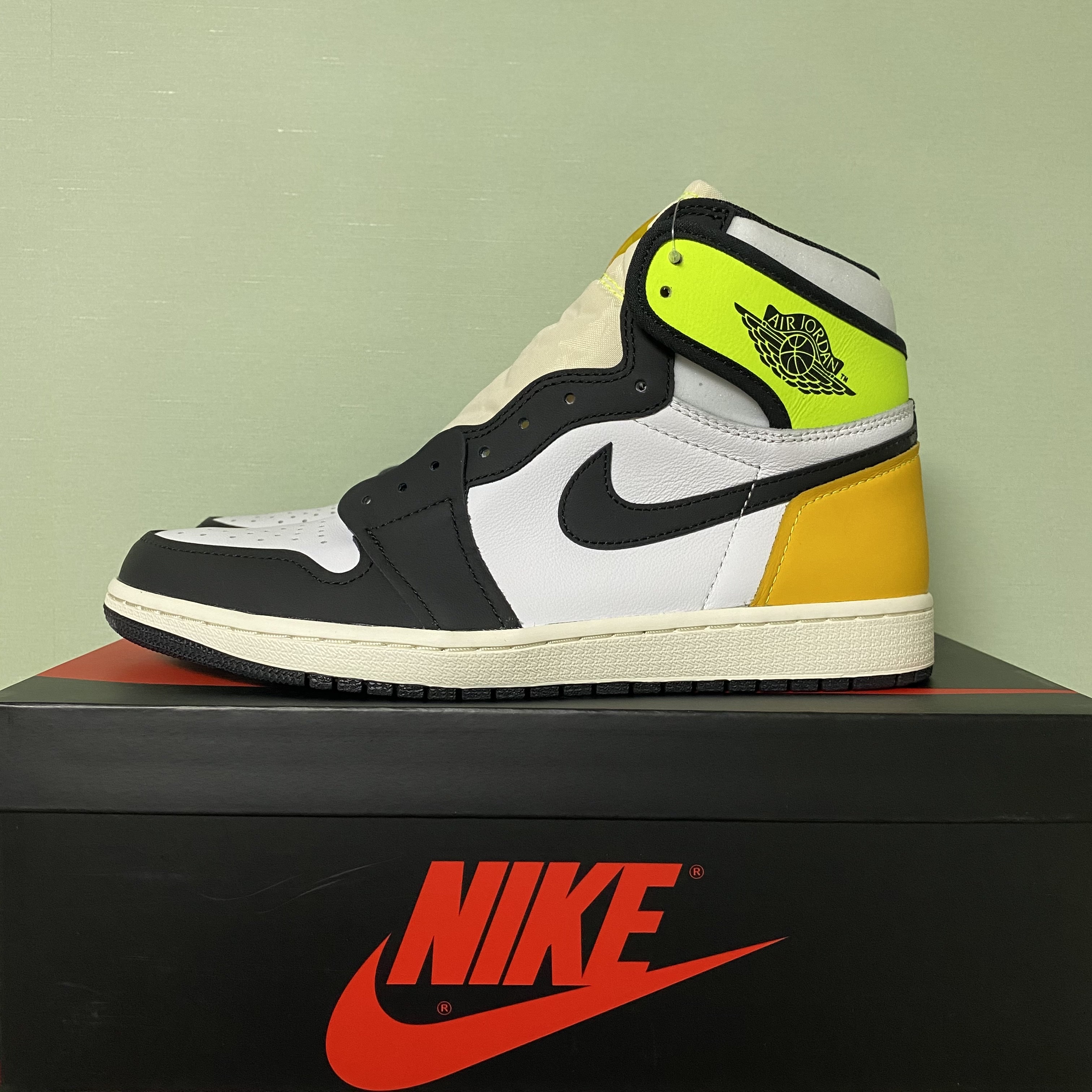 Jordan 1 Retro High OG Volt Gold 착용 스타일